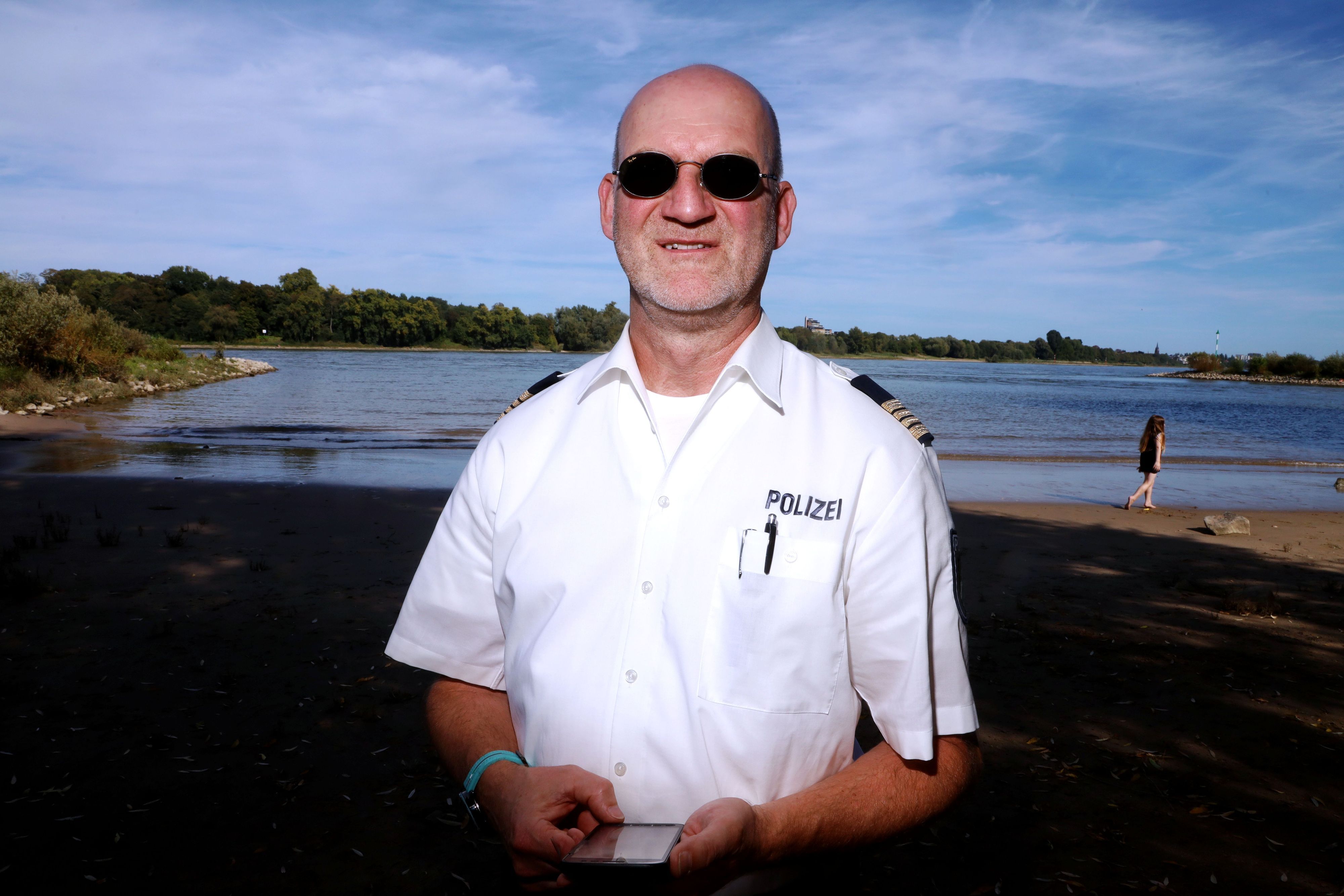 Edgar Muth von der Wasserschutzpolizei am Rheinufer in Rodenkirchen (Bild von September 2025).
