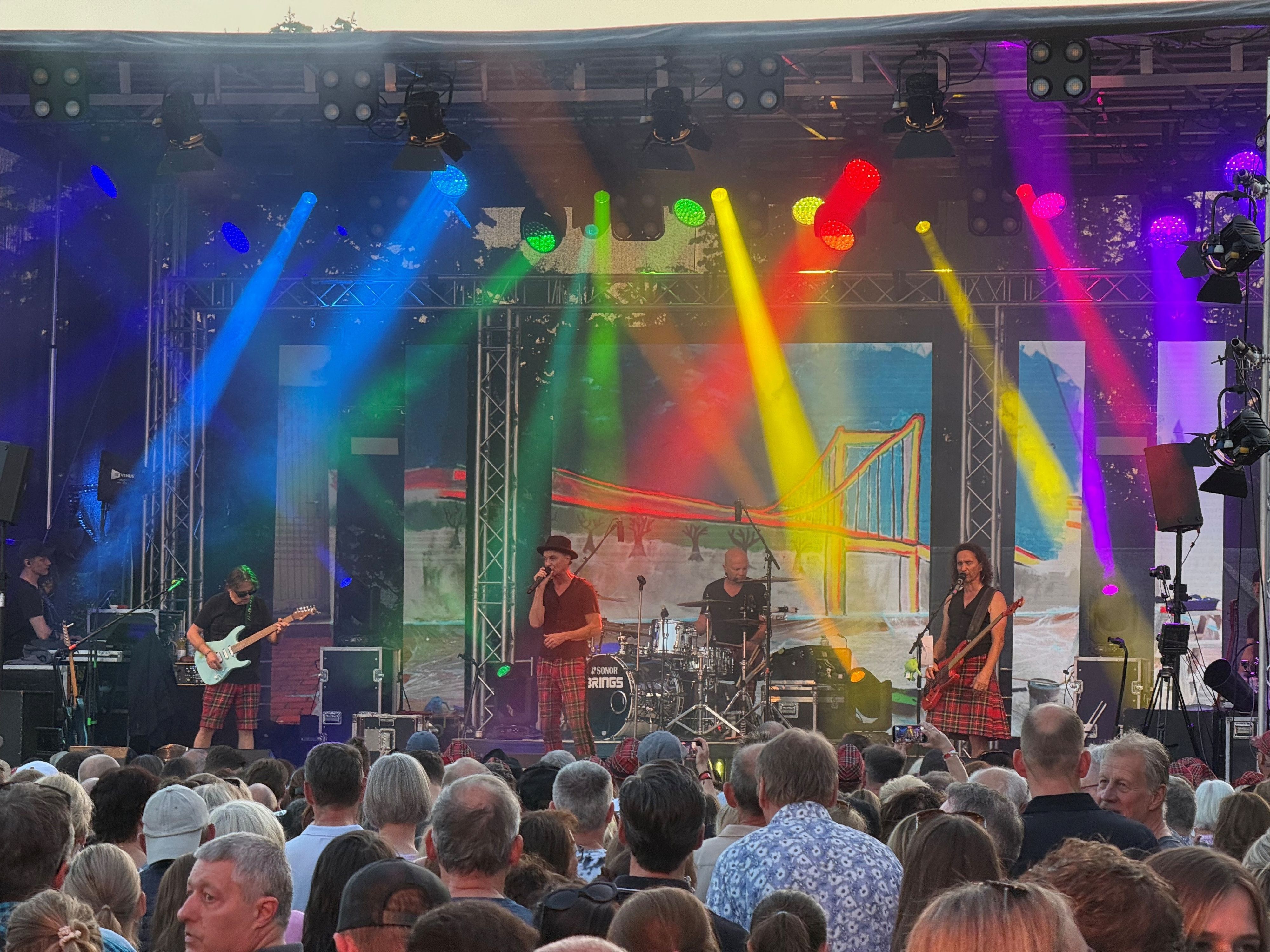 Modernste Bühnentechnik hatte die Kölsch-Rockband mitgebracht.