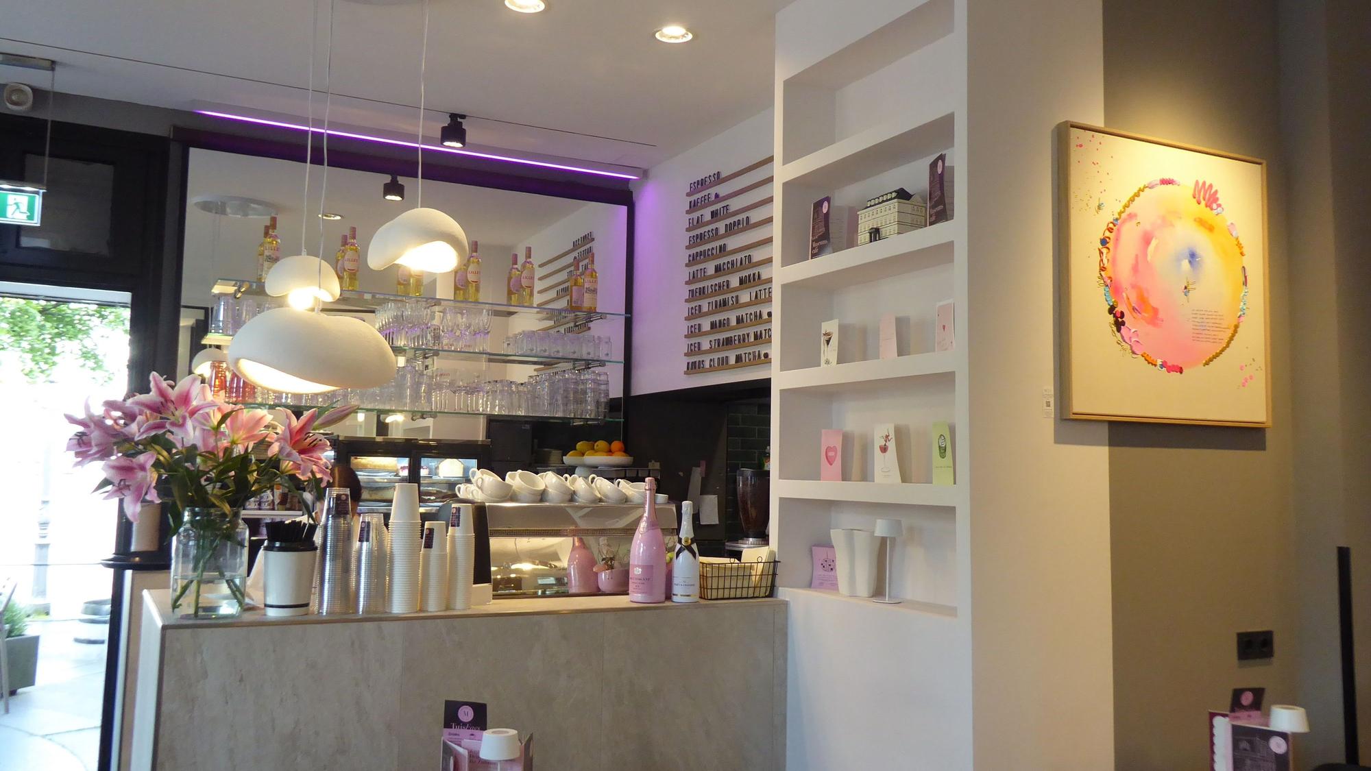 Im Café ist viel in weiß und rosa gestaltet.
