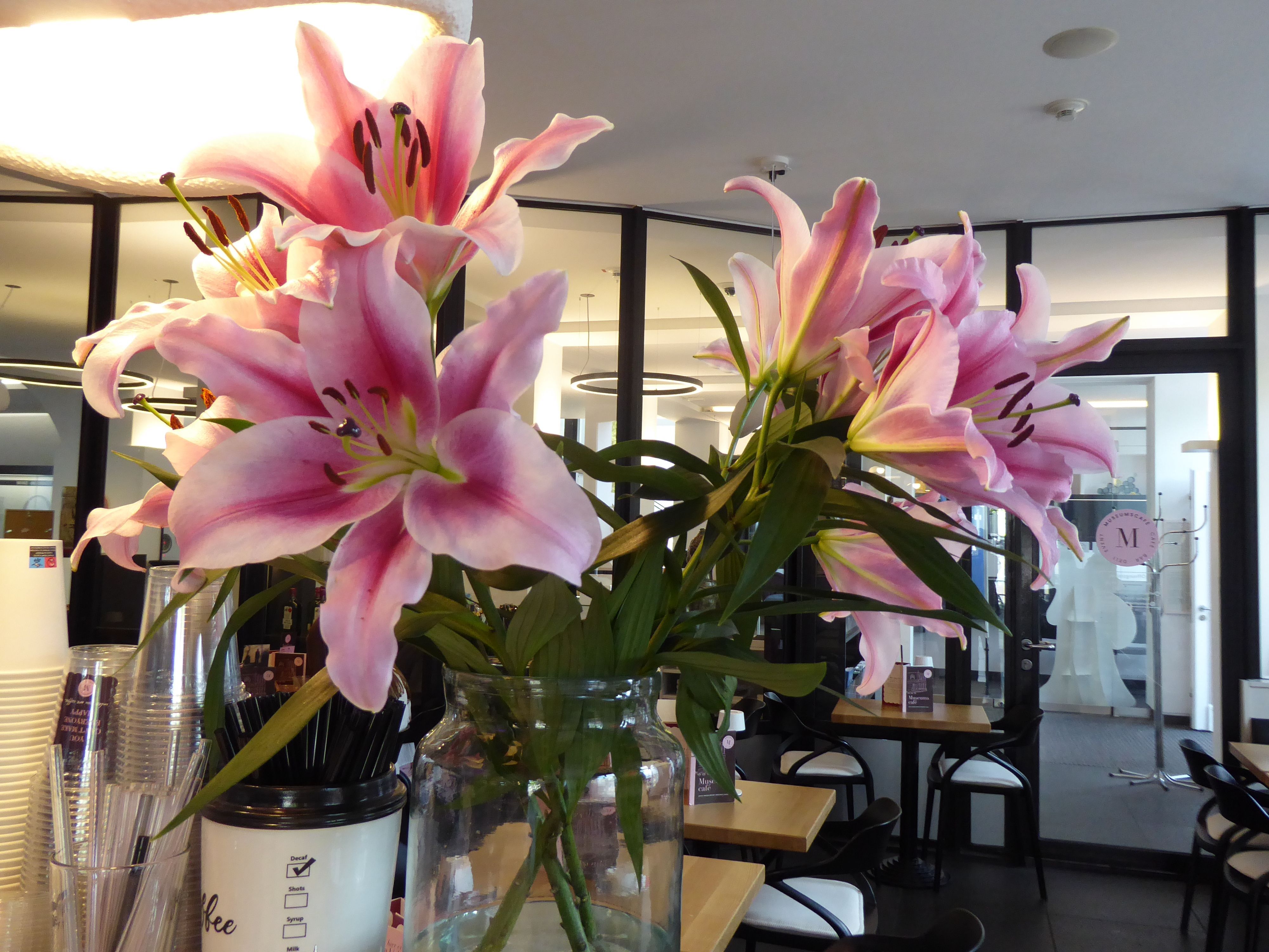 Im Café ist viel in weiß und rosa gestaltet.