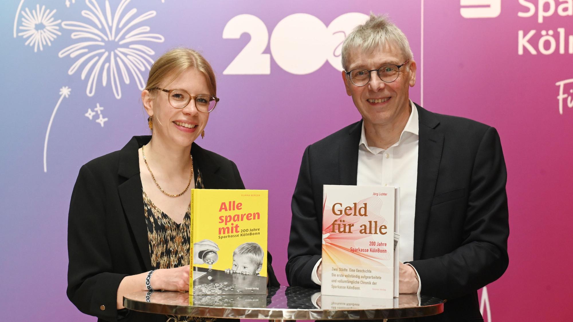 Der Greven Verlag stellt bei einer Buchvorstellung neue Werke zur Geschichte der Sparkasse Köln-Bonn. Hier die Autoren Eliana Berger und Jörg Lichter.