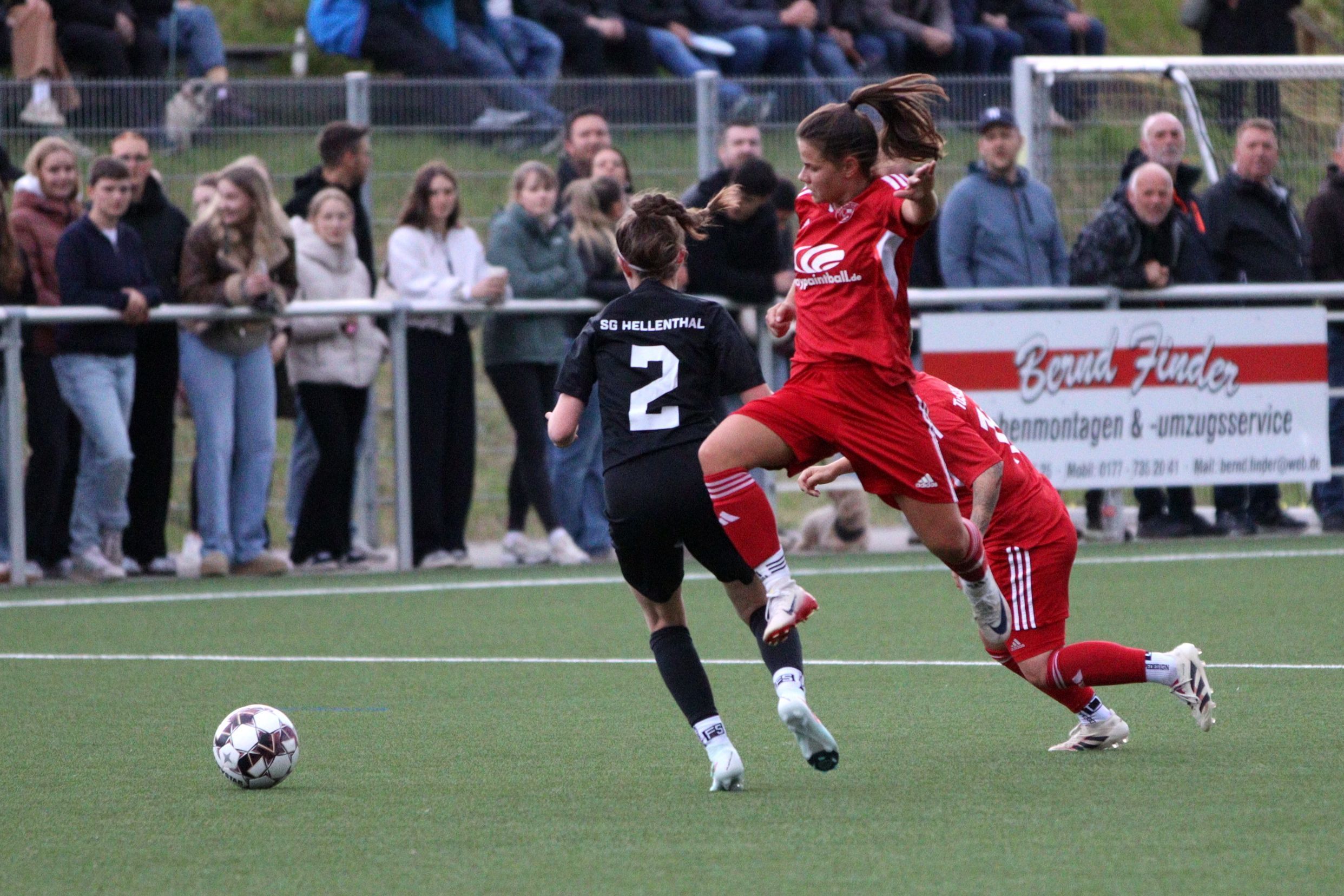 Milena Ronig springt hinterrücks an einer Gegenspielerin vorbei.