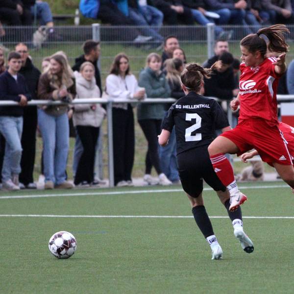 Milena Ronig springt hinterrücks an einer Gegenspielerin vorbei.