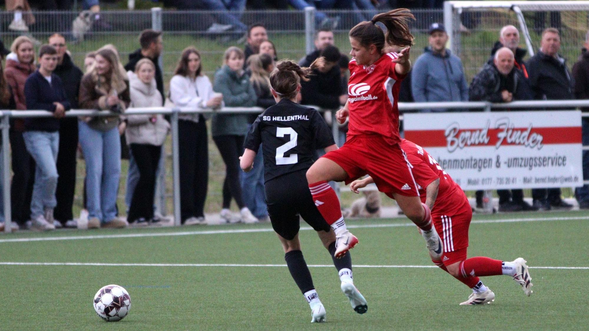 Milena Ronig springt hinterrücks an einer Gegenspielerin vorbei.