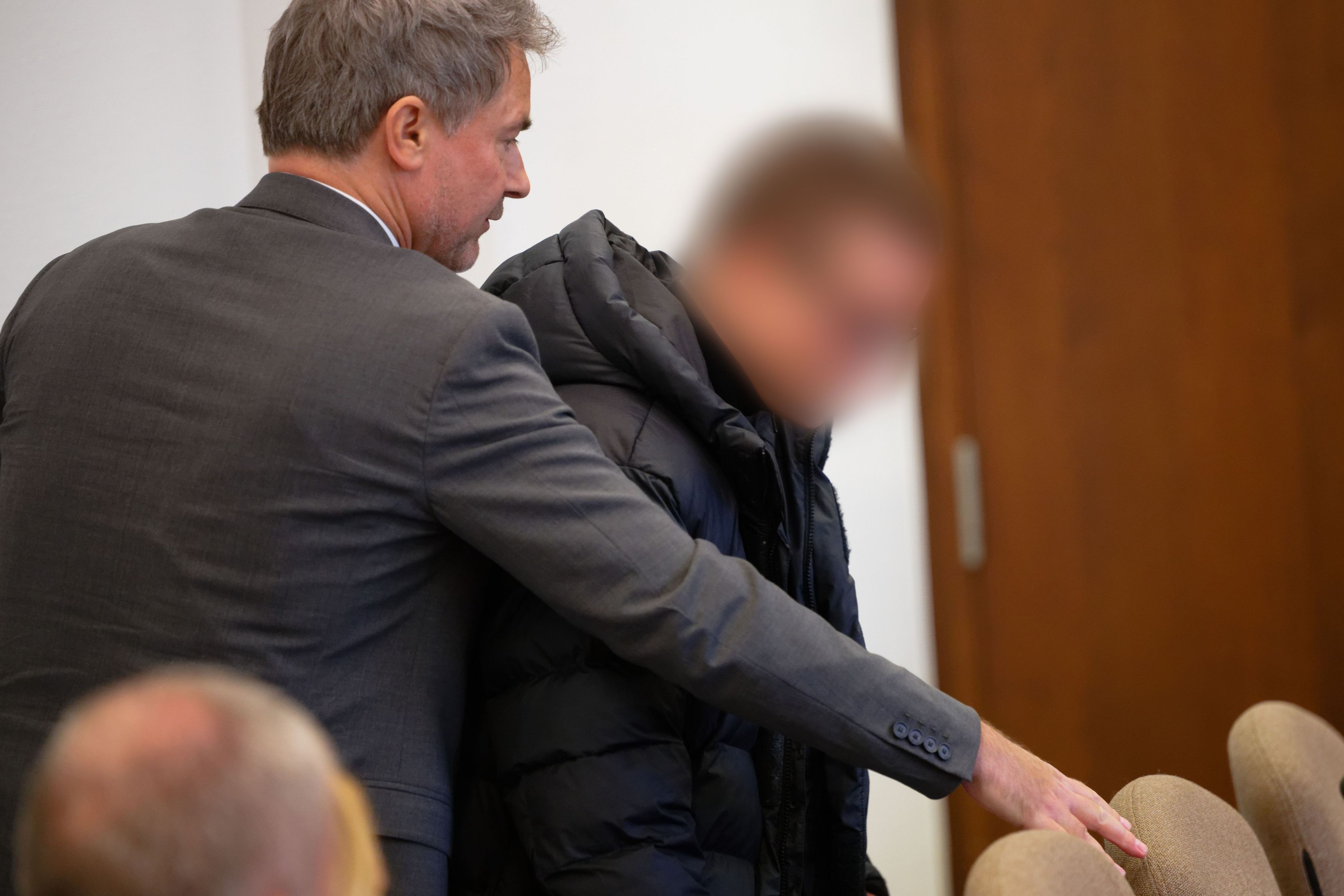 Der Angeklagte (r.) und sein Anwalt Marc Donay kommen zu Beginn eines Prozesses wegen fahrlässiger Tötung in einen Verhandlungssaal im Landgericht Köln.