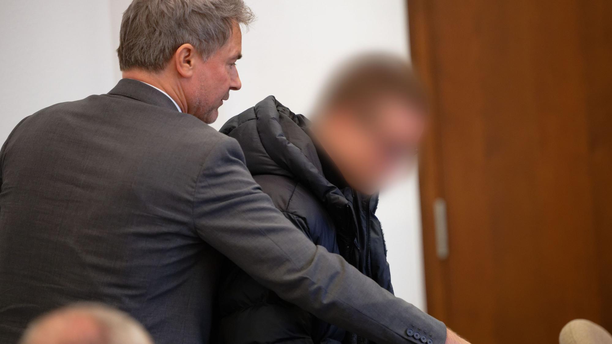 Der Angeklagte (r.) und sein Anwalt Marc Donay kommen zu Beginn eines Prozesses wegen fahrlässiger Tötung in einen Verhandlungssaal im Landgericht Köln.