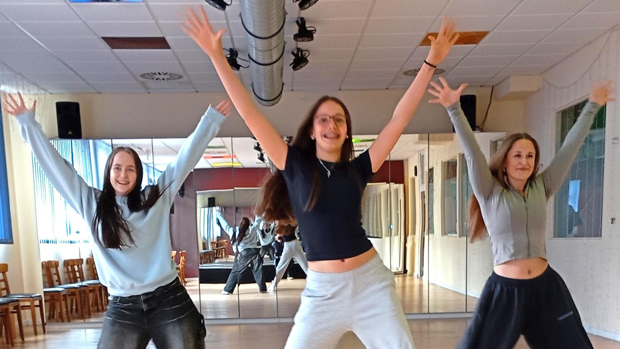 Das Foto zeigt drei tanzenden Frauen.