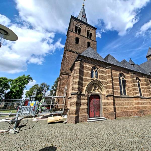 Zu sehen ist die St.-Remigius-Kirche in Bergheim und davor ein Gerüst.