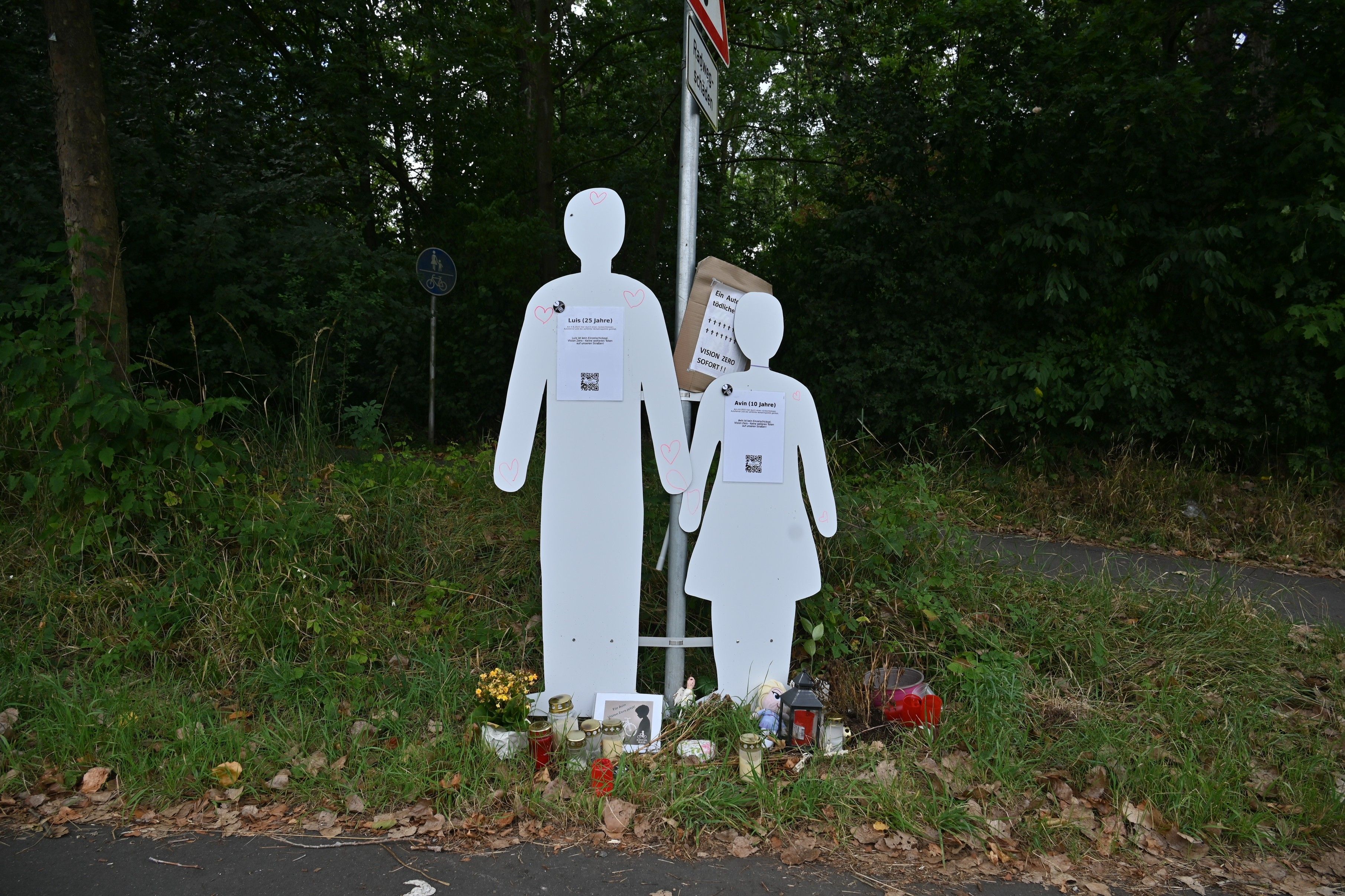 An der Unfallstelle erinnern zwei Figuren an Avin und Luis.