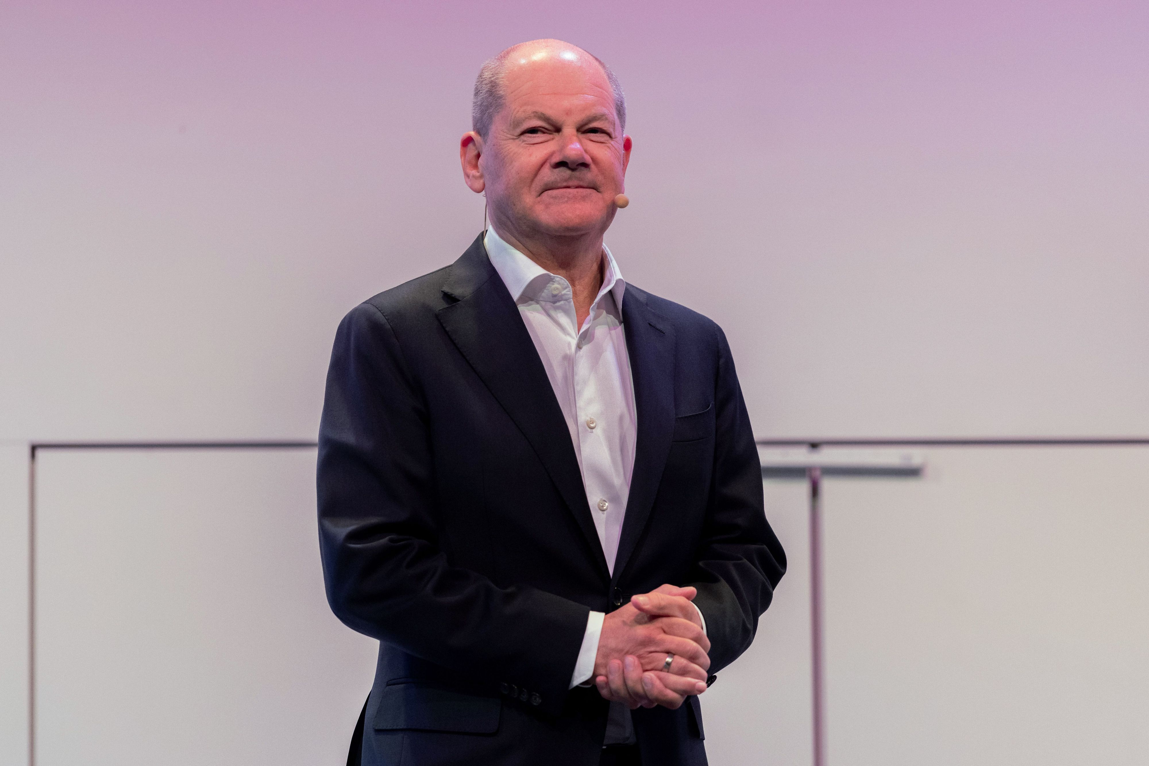 Olaf Scholz (SPD), ehemaliger Bundeskanzler, spricht im Rahmen des Literaturfestivals Lit.Cologne über „die Bücher seines Lebens“ auf der Bühne in der Flora.