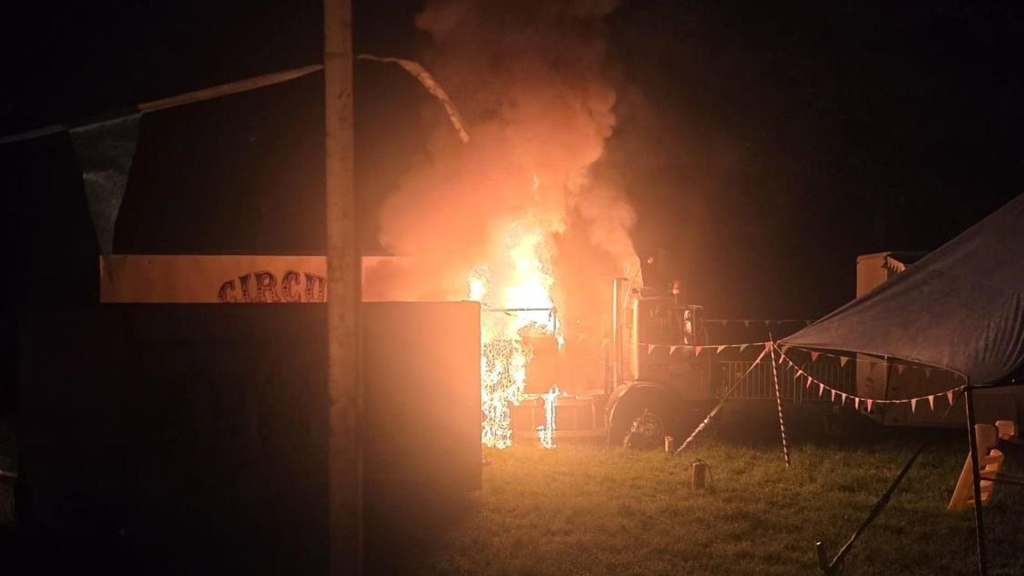 Die Flammen waren nicht mehr aufzuhalten. Der Lastwagen der Familie vom Circus Charles Monroe in Köln brannte komplett aus.