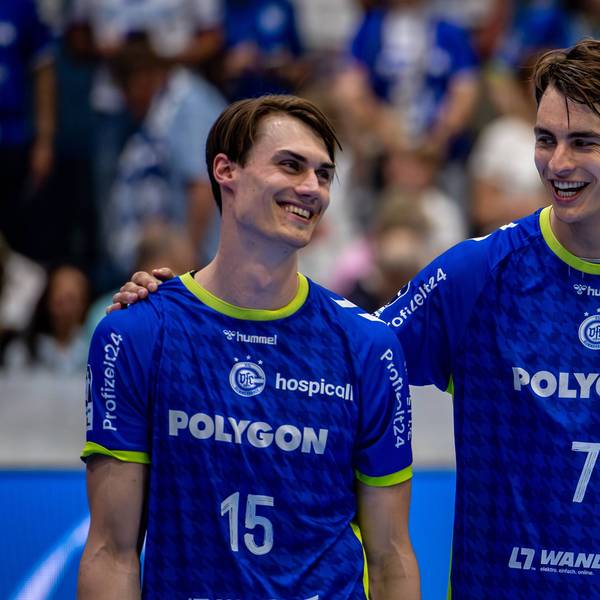 Julian Köster hat seinem Teamkollegen Miro Schluroff die Hand auf die Schulter gelegt und beide lachen.