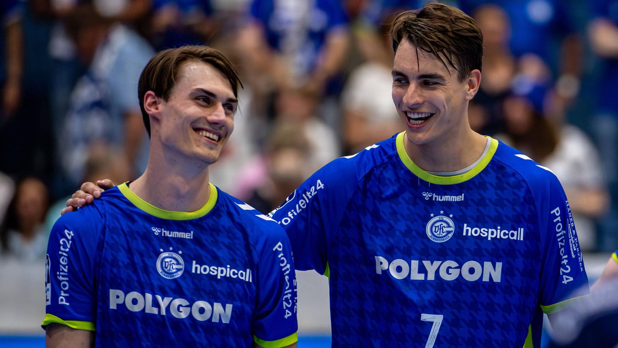 Julian Köster hat seinem Teamkollegen Miro Schluroff die Hand auf die Schulter gelegt und beide lachen.
