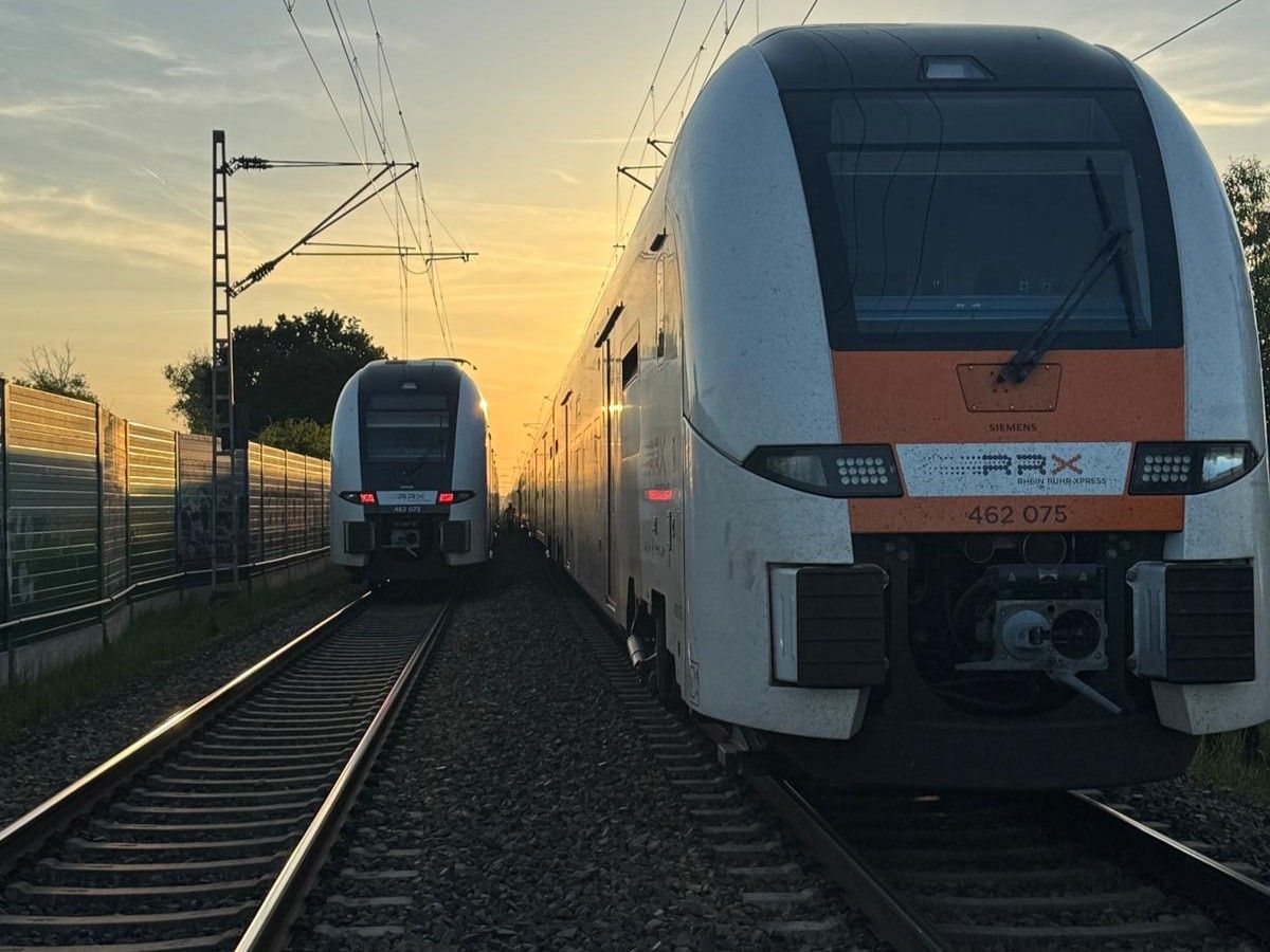 Eine Regionalbahn war aus unbekannten Ursachen liegengeblieben. Für die Evakuierung musste eine Ersatzbahn angefordert werden.