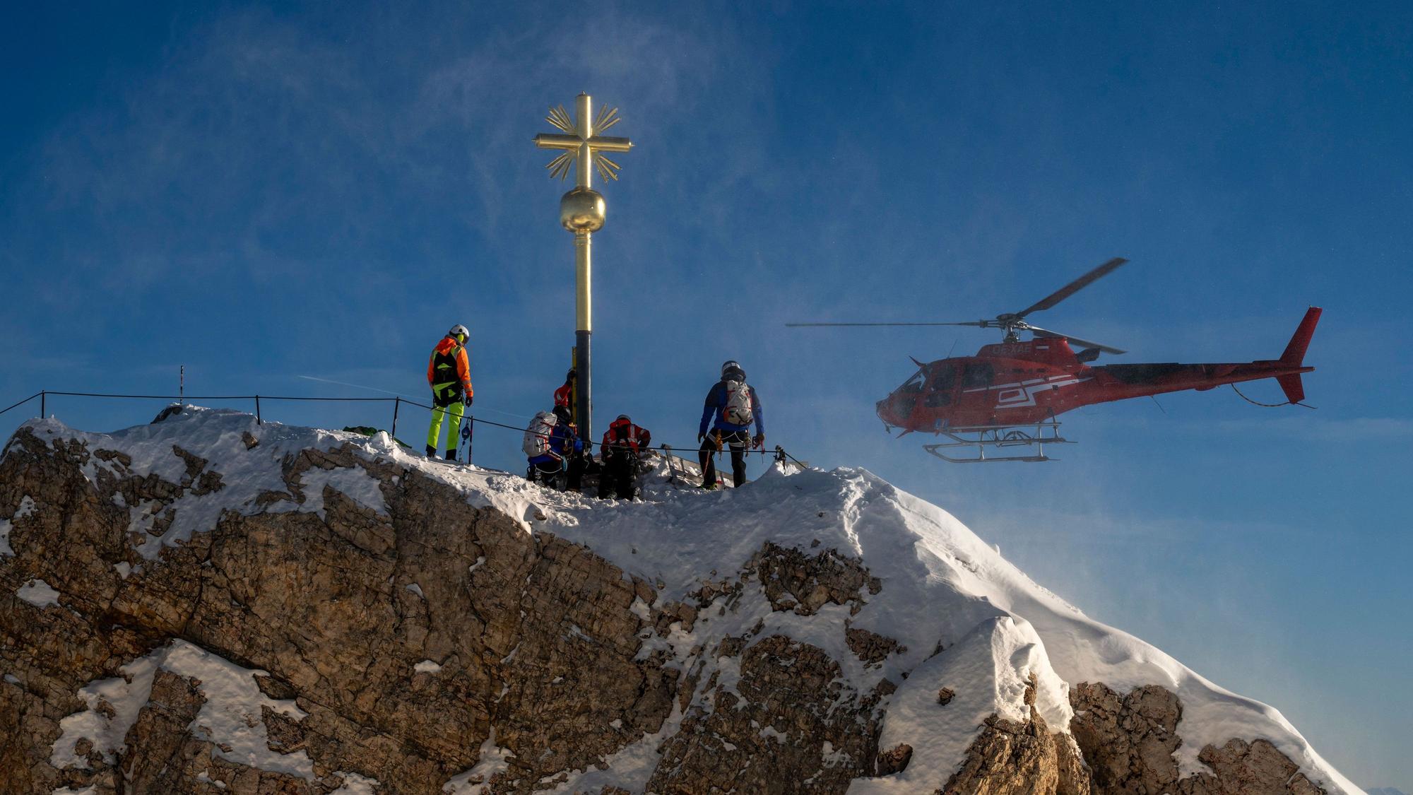 Ein Hubschrauber am Gipfel der Zugspitze (Archivfoto).