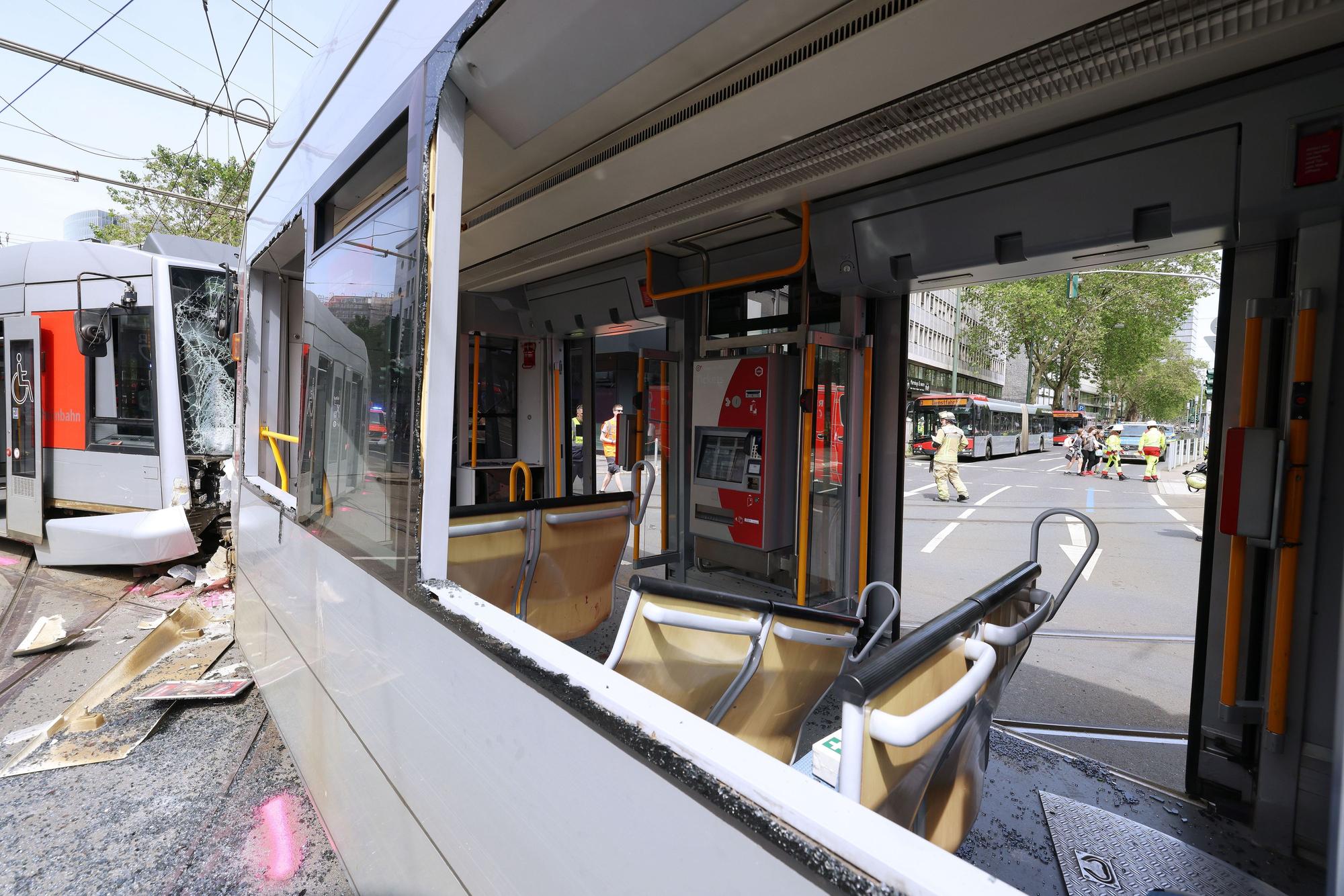 Zwei Straßenbahnen sind in Düsseldorf aus noch nicht geklärten Umständen an der Ecke Berliner Allee und der Graf-Adolf-Straße frontal kollidiert.