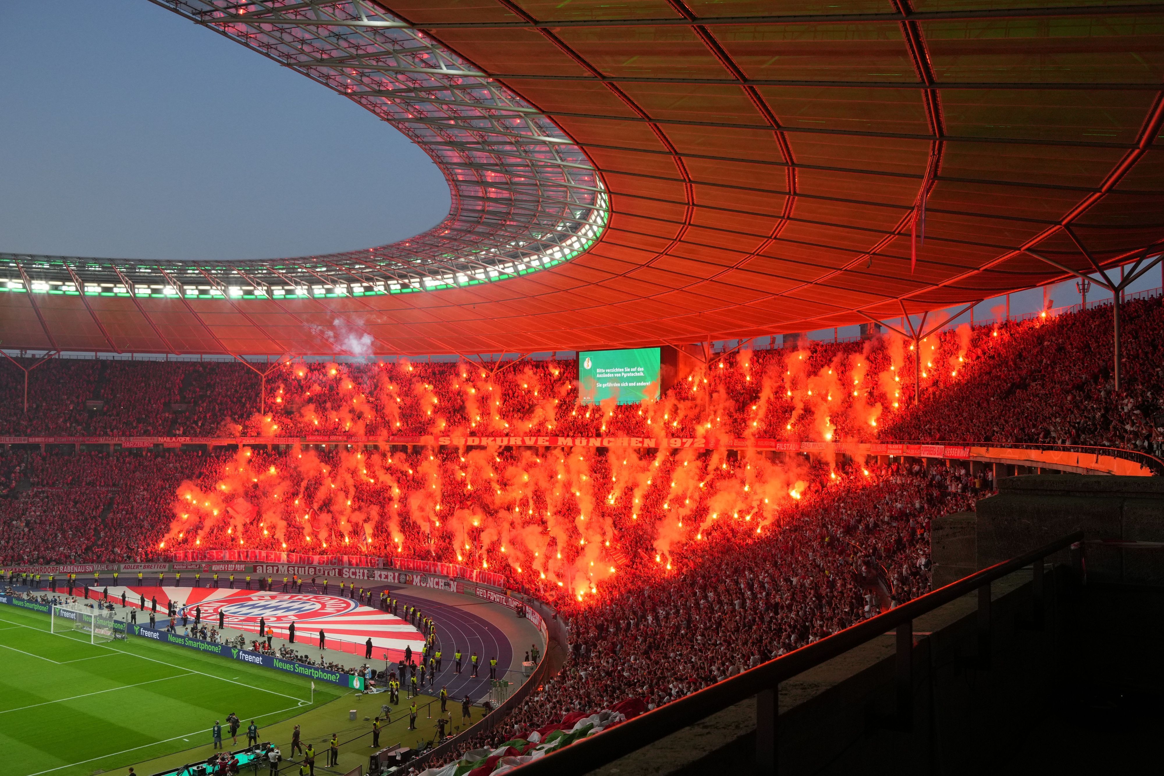 Fans von Bayern München feiern mit Pyrotechnik.