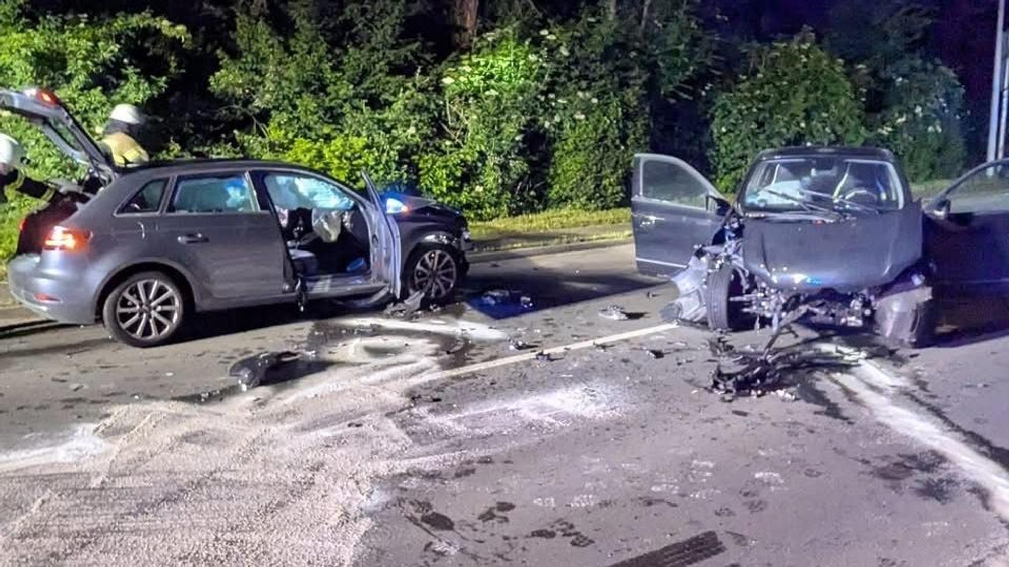 Der BMW musste nach Alleinunfall abgeschleppt werden.