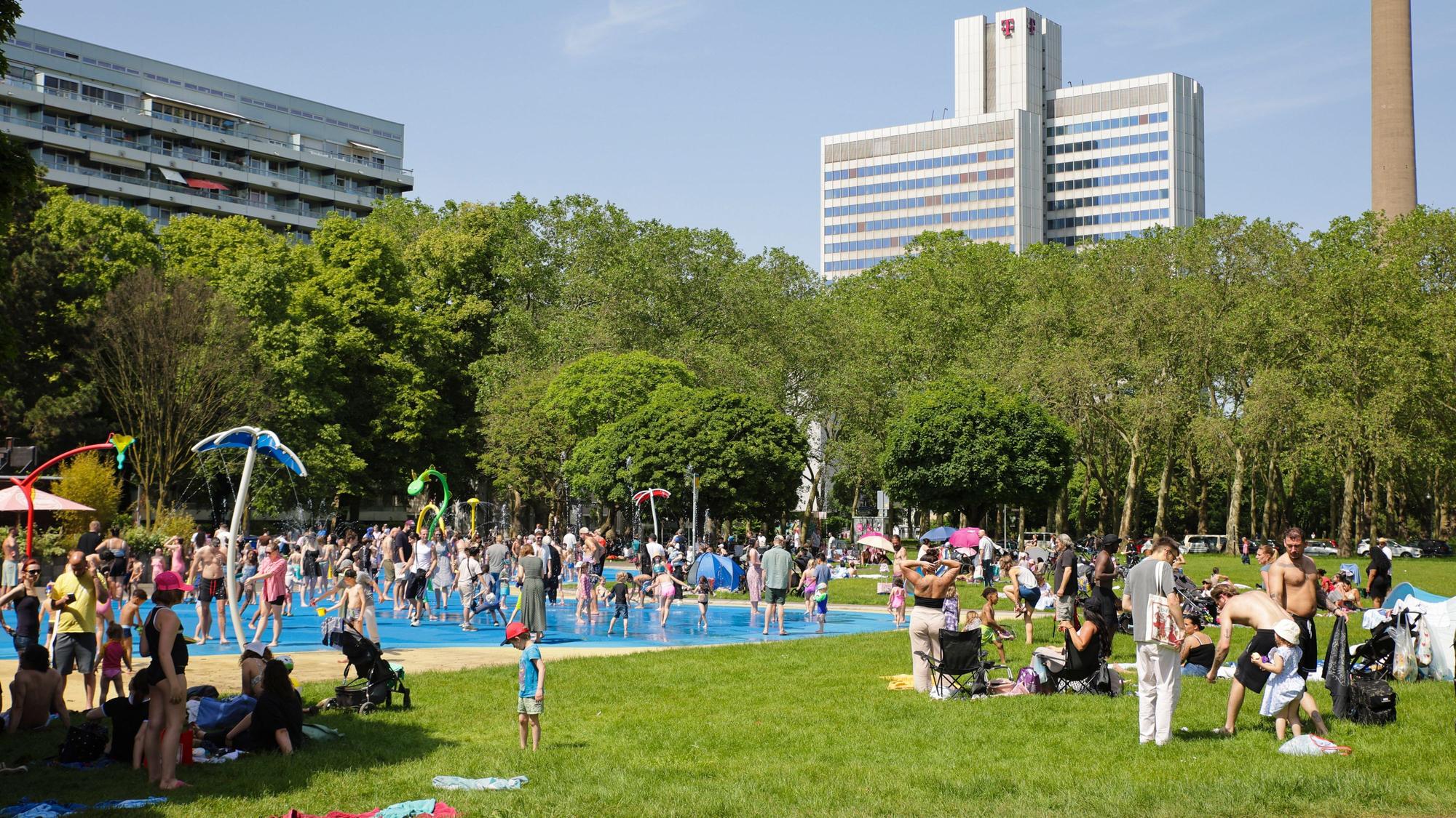 Der Wasserspielplatz am Grüngürtel bietet Abkühlung für Kölnerinnen und Kölner.