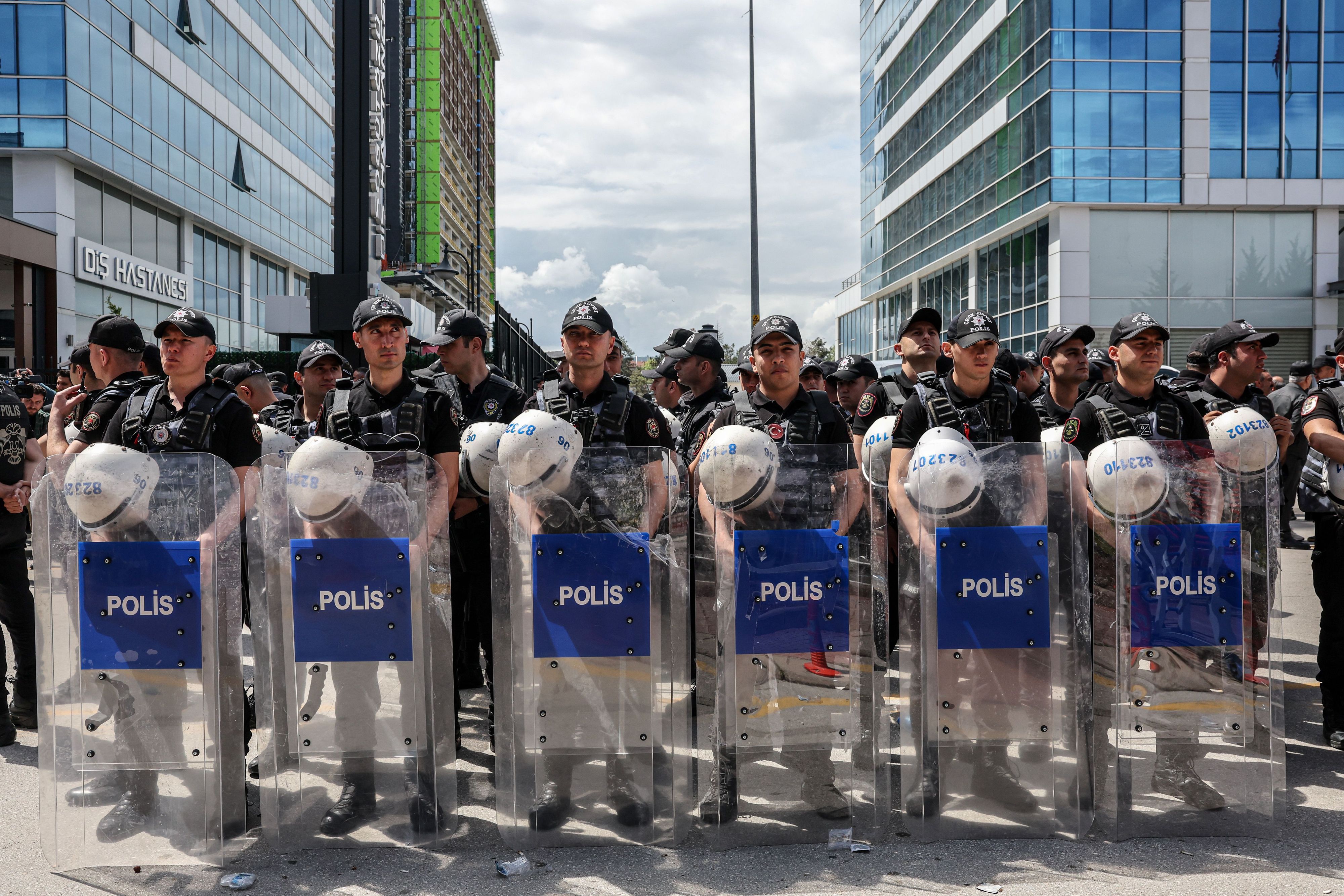 Polizeibeamte treffen am Hauptsitz der oppositionellen Republikanischen Volkspartei (CHP) in Ankara ein, um dort versammelte Anhänger zu vertreiben.