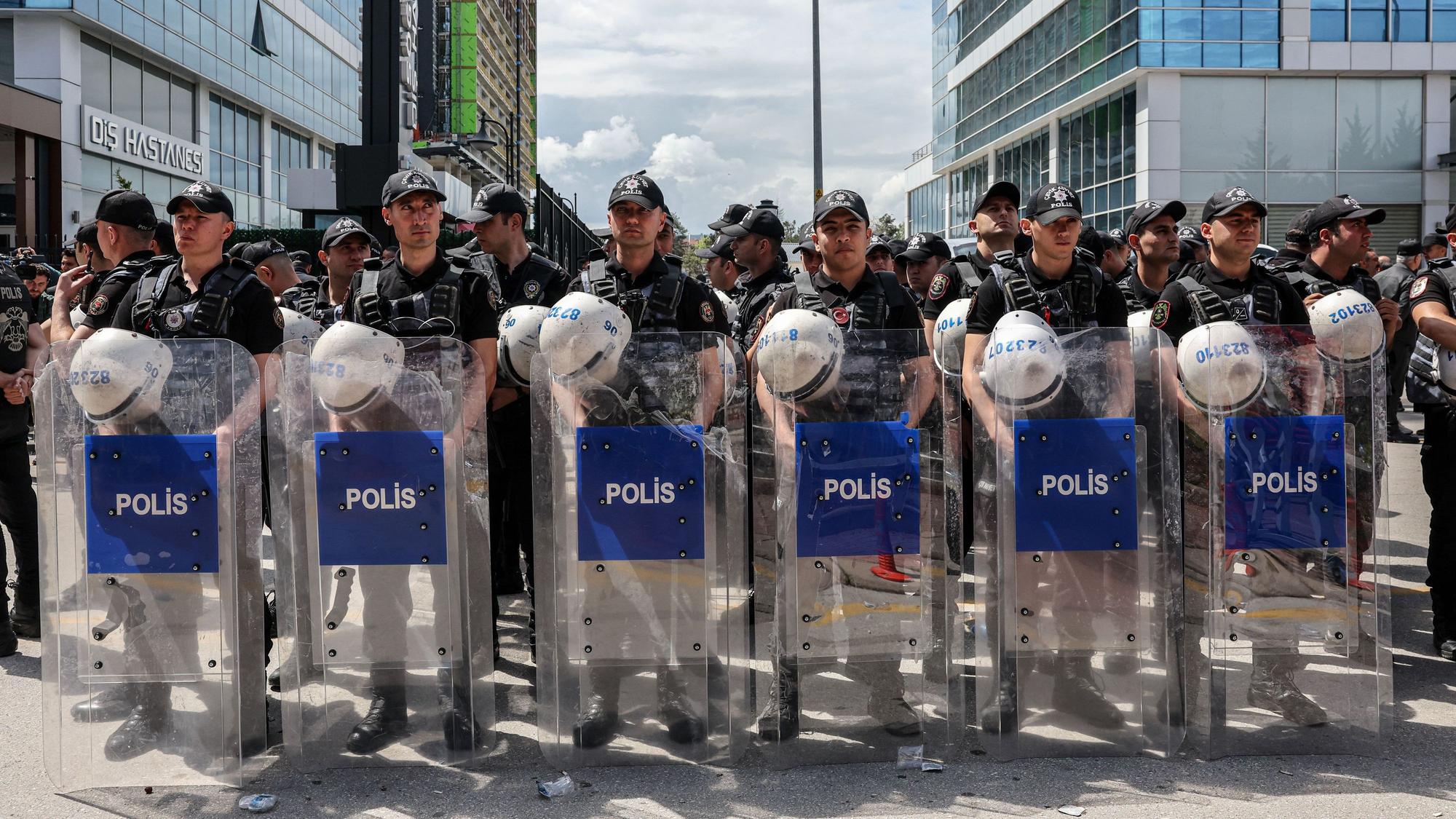 Polizeibeamte treffen am Hauptsitz der oppositionellen Republikanischen Volkspartei (CHP) in Ankara ein, um dort versammelte Anhänger zu vertreiben.