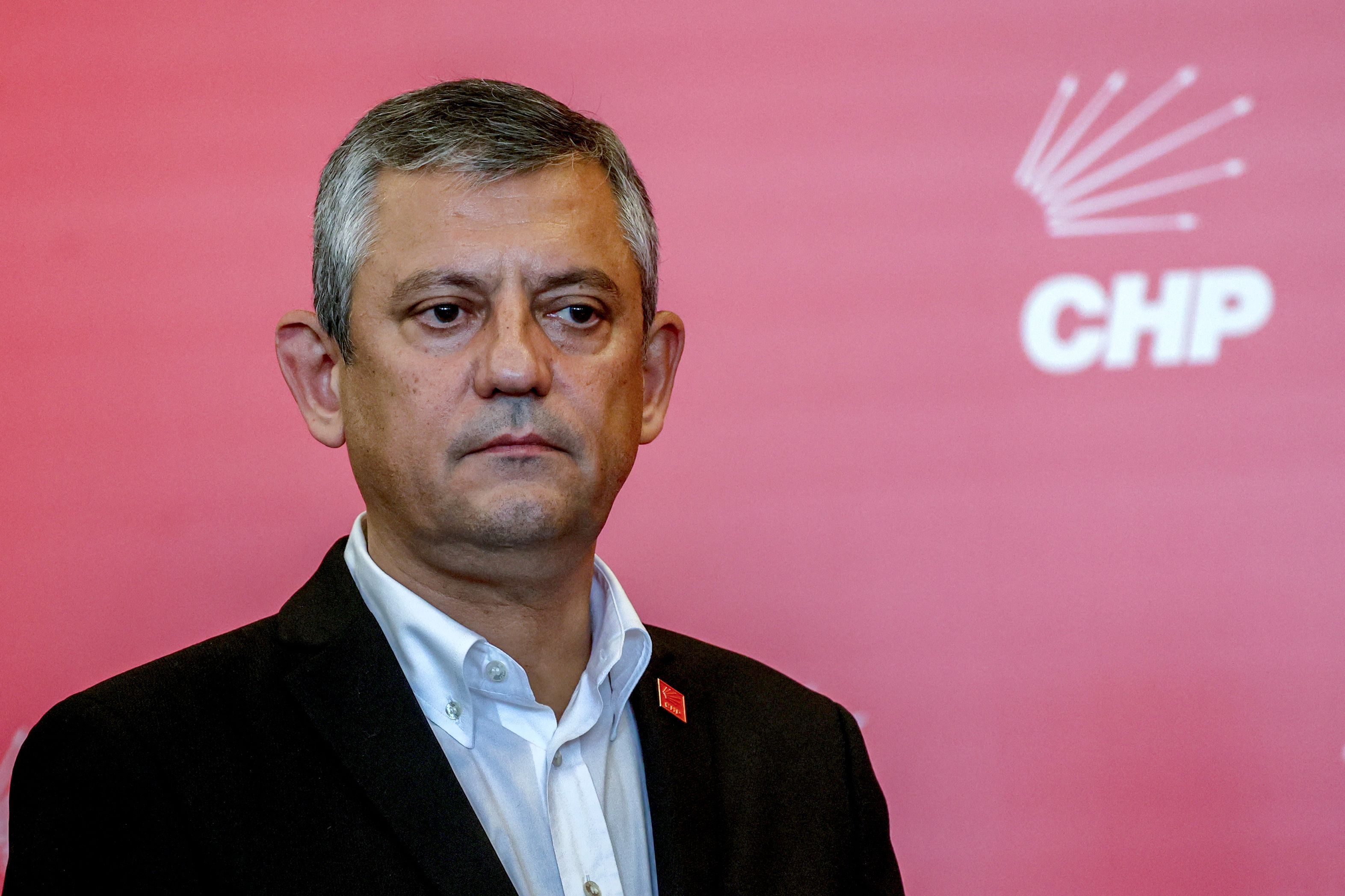 Özgür Özel ist als Vorsitzender der CHP gerichtlich abgesetzt worden – obwohl er bei der Wahl die meisten Stimmen gewannen. (Archivbild)