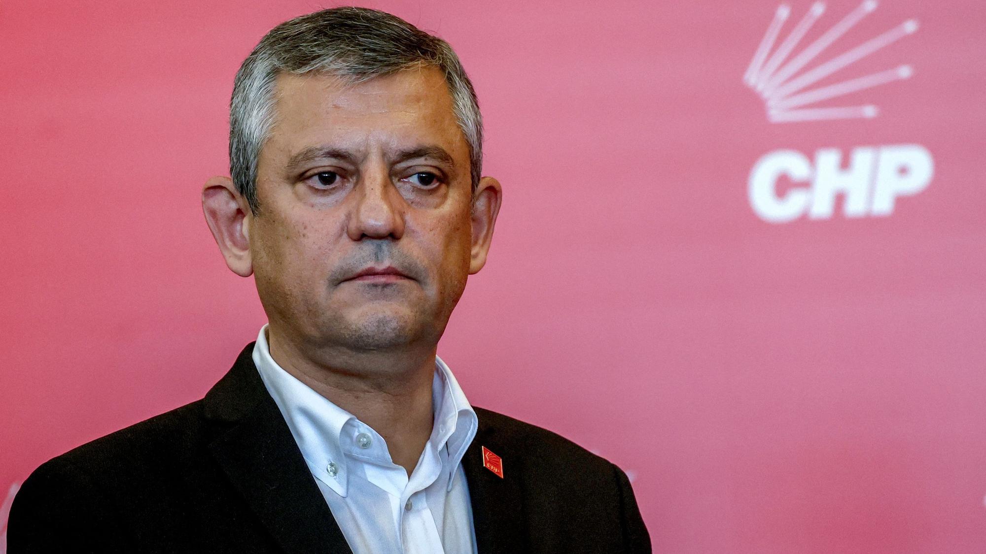 Özgür Özel ist als Vorsitzender der CHP gerichtlich abgesetzt worden – obwohl er bei der Wahl die meisten Stimmen gewannen. (Archivbild)