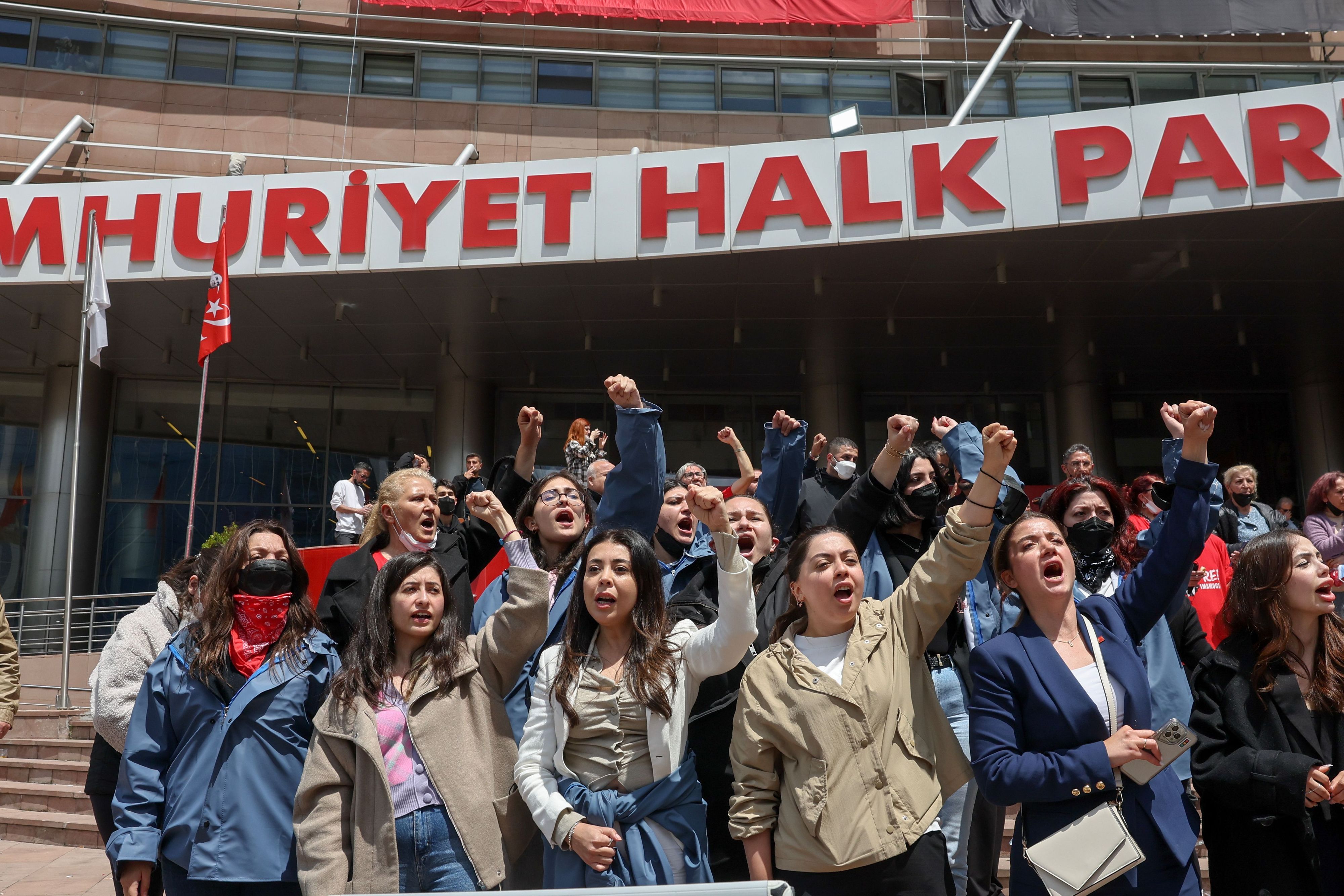 Anhänger der größten türkischen Oppositionspartei, der Republikanischen Volkspartei (CHP), rufen in der Parteizentrale in Ankara Slogans.