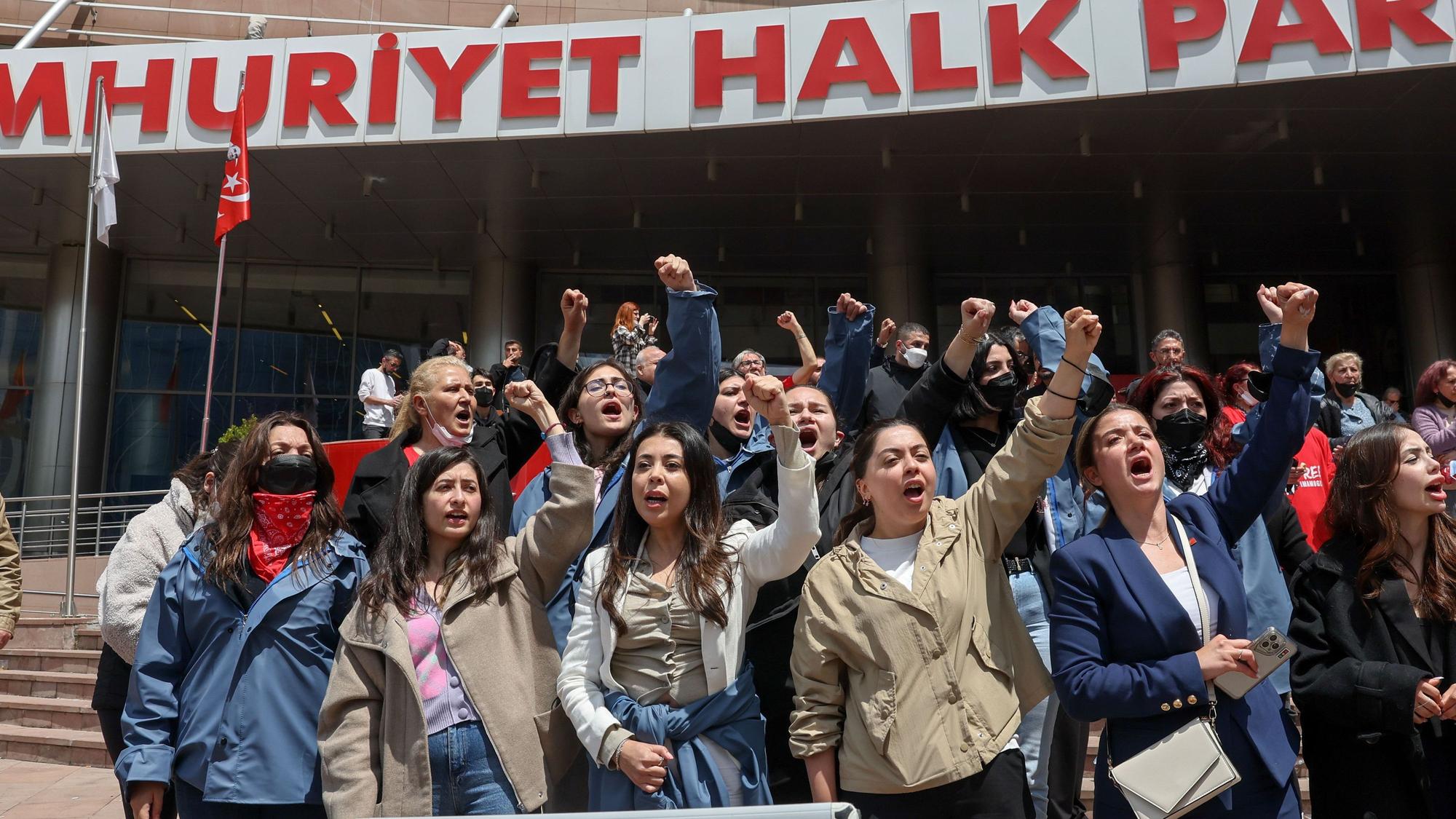 Anhänger der größten türkischen Oppositionspartei, der Republikanischen Volkspartei (CHP), rufen in der Parteizentrale in Ankara Slogans.