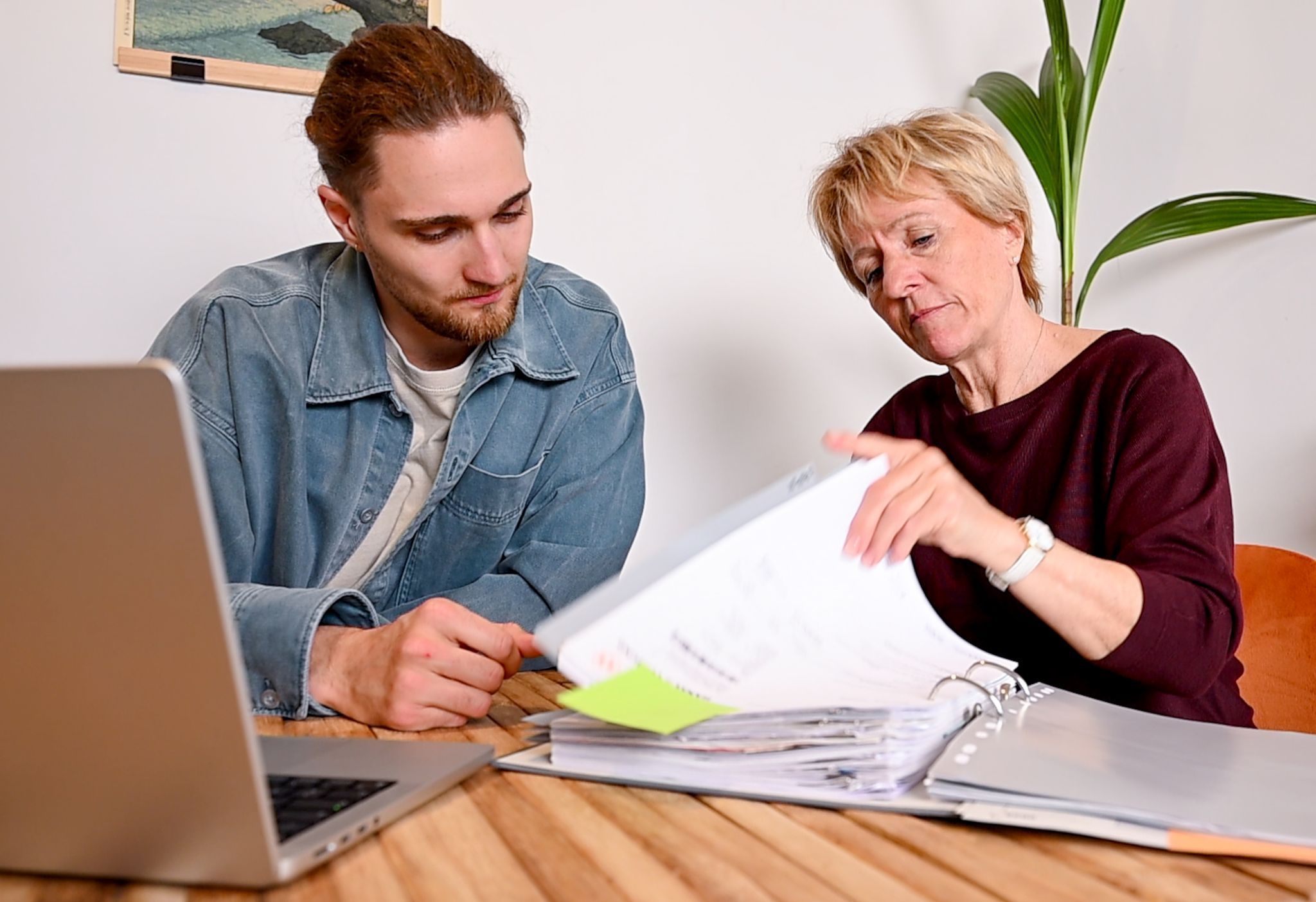Ein Mann und eine Frau arbeiten an einem Laptop