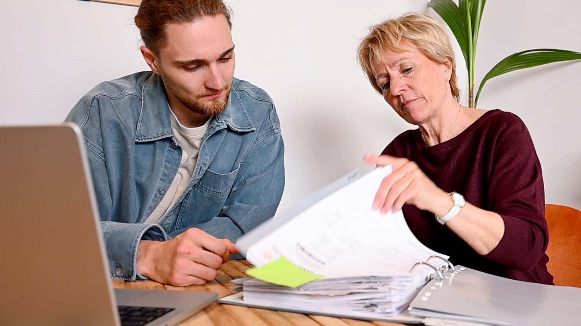 Ein Mann und eine Frau arbeiten an einem Laptop