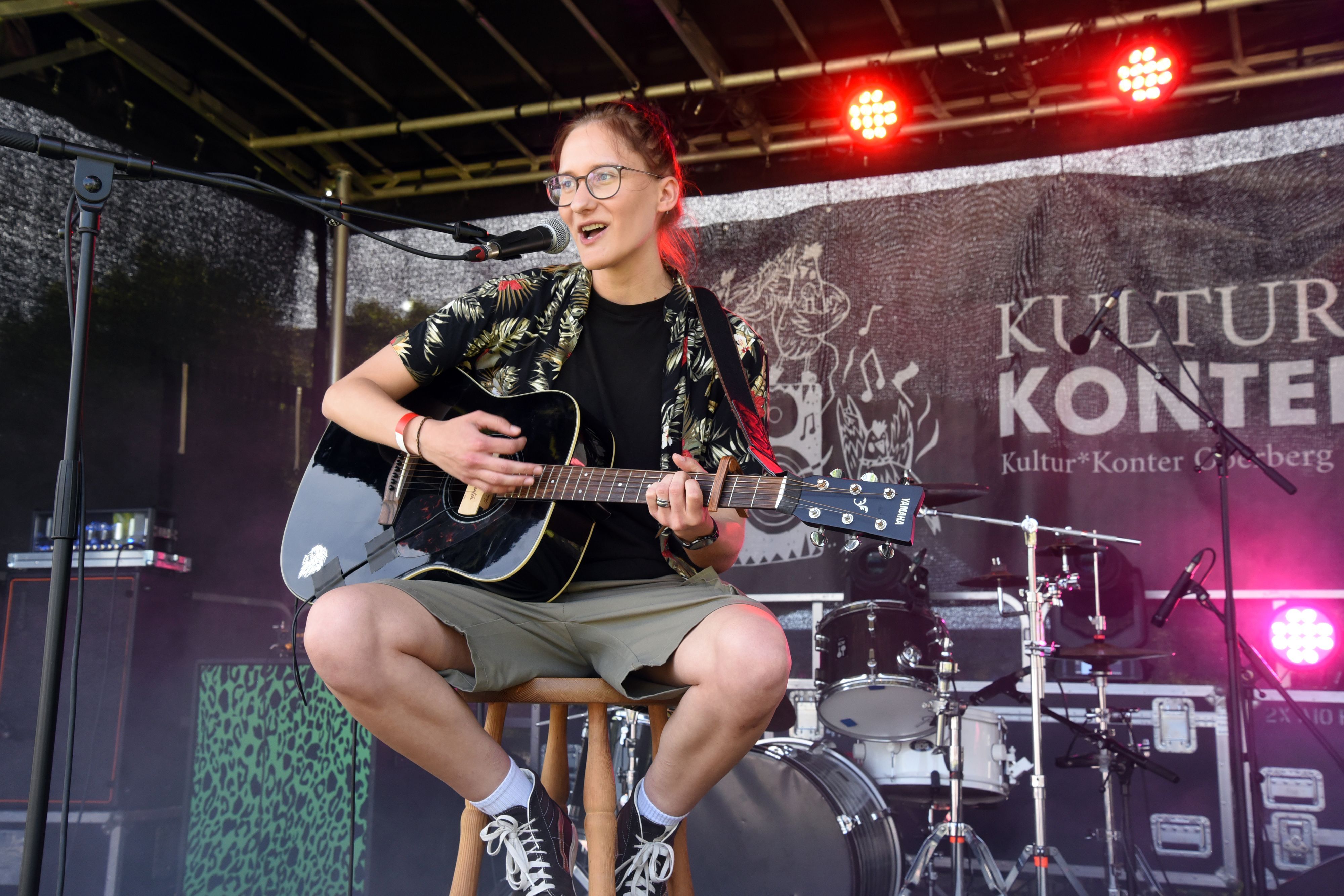 Zum Line-Up des Gummersbacher Festivals „Love Music! Hate Fascism!“ am heißen Samstagnachmittag im Stadtgarten auf dem Steinmüllergelände gehörte auch die Musikerin Rebecca.