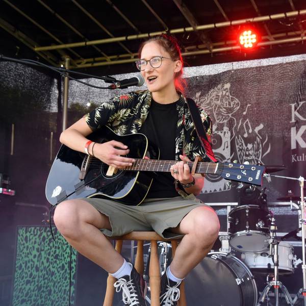 Zum Line-Up des Gummersbacher Festivals „Love Music! Hate Fascism!“ am heißen Samstagnachmittag im Stadtgarten auf dem Steinmüllergelände gehörte auch die Musikerin Rebecca.