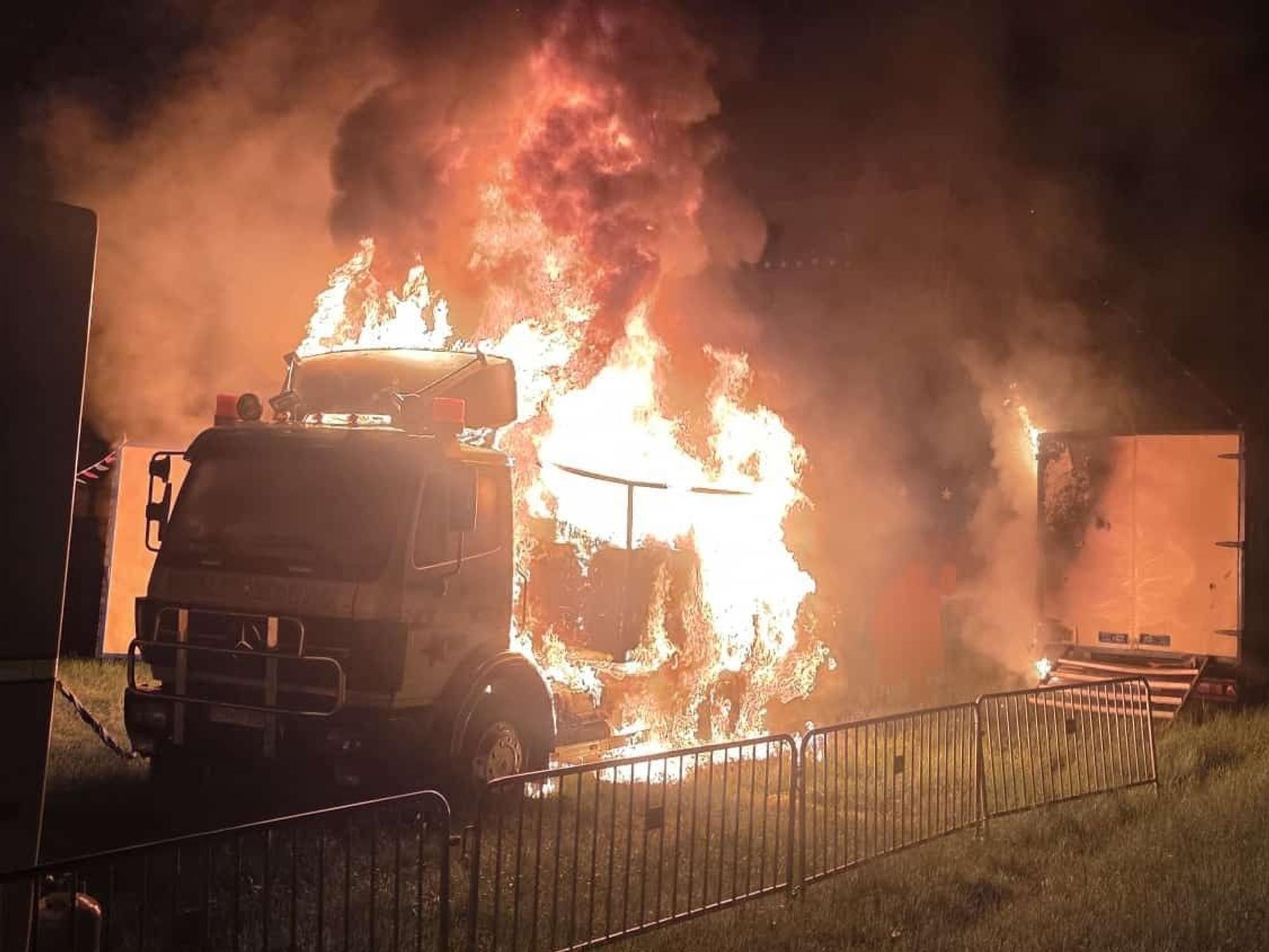 Ein Lkw steht in Flammen.