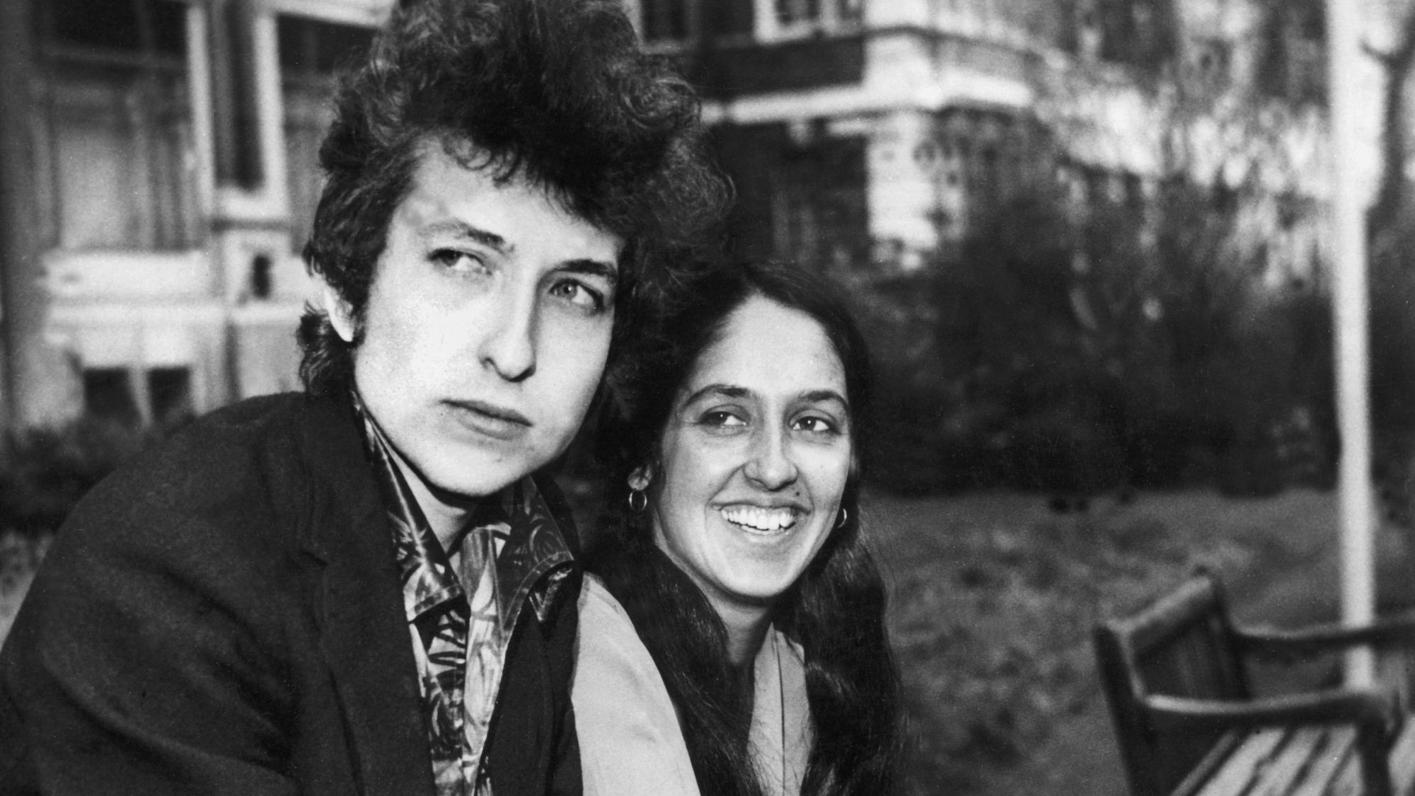 27.04.1965, Großbritannien, London: Bob Dylan, US-amerikanischer Singer-Songwriter, und seine Kollegin Joan Baez.