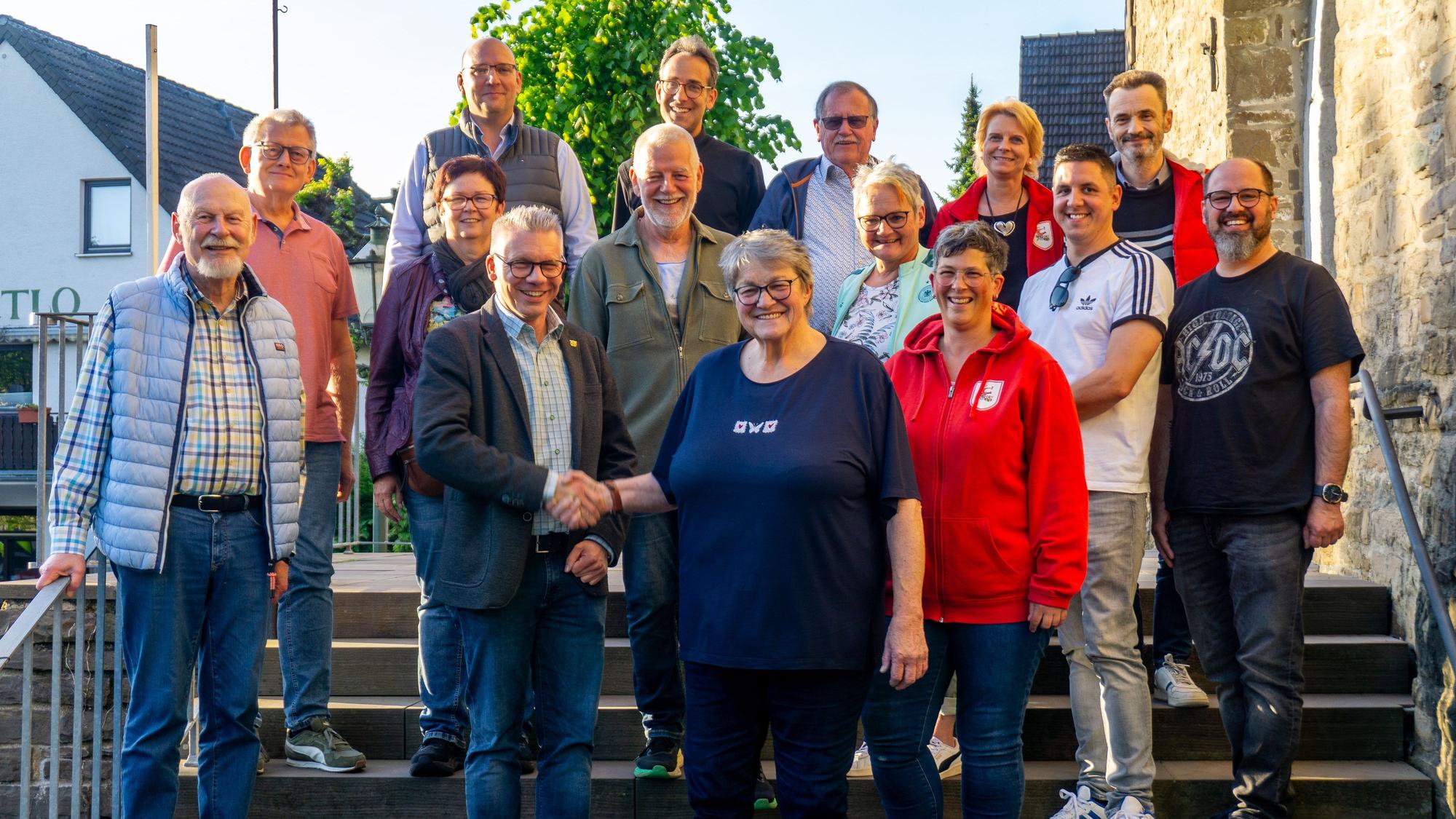 Das Foto zeigt Roswitha Schätzmüller und Personen, die ihr gratulieren.