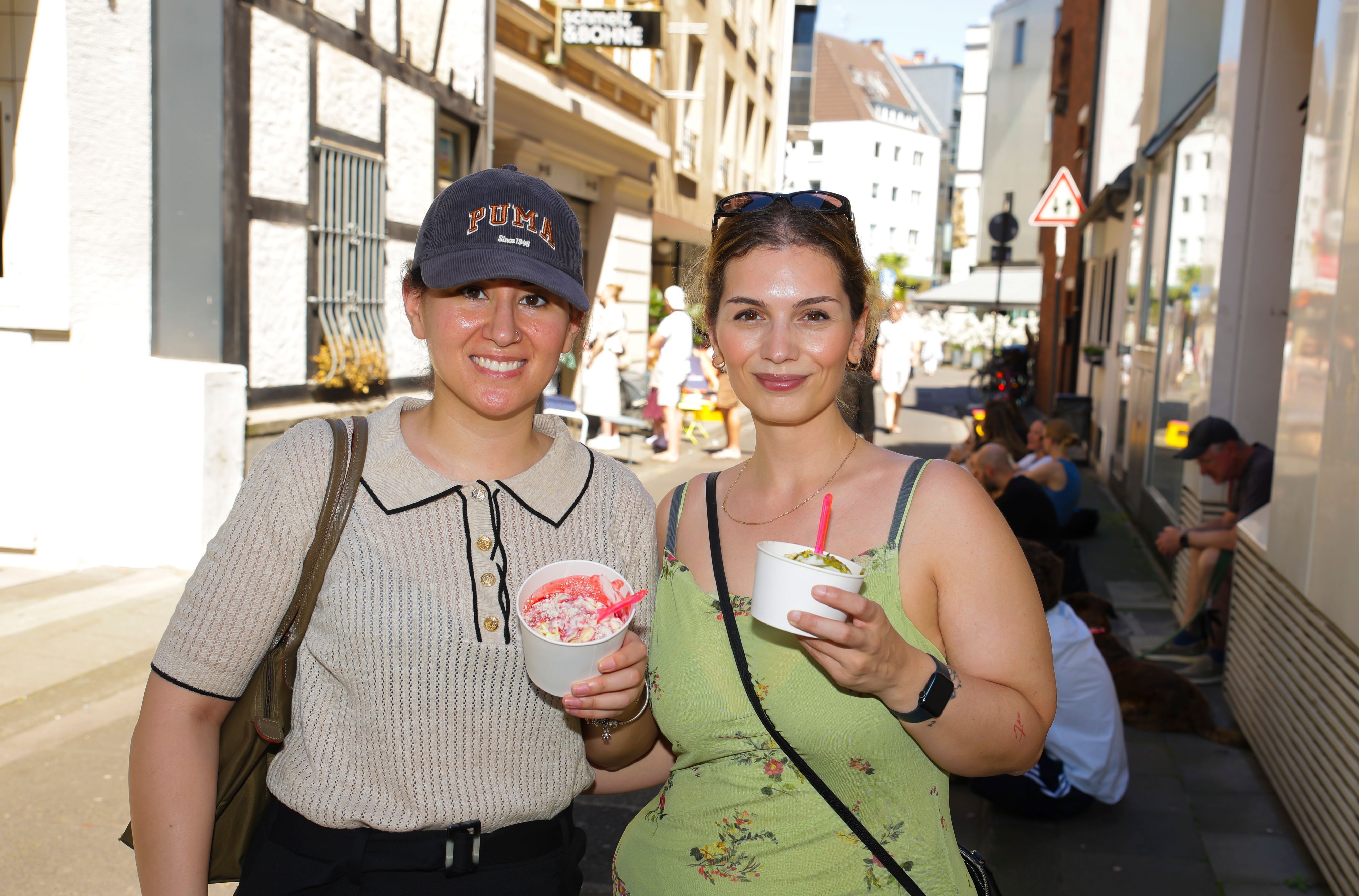 Die Freundinnen Belgim (33,l.) und Betül (32) genießen ihr Spaghettieis in der Kettengasse.