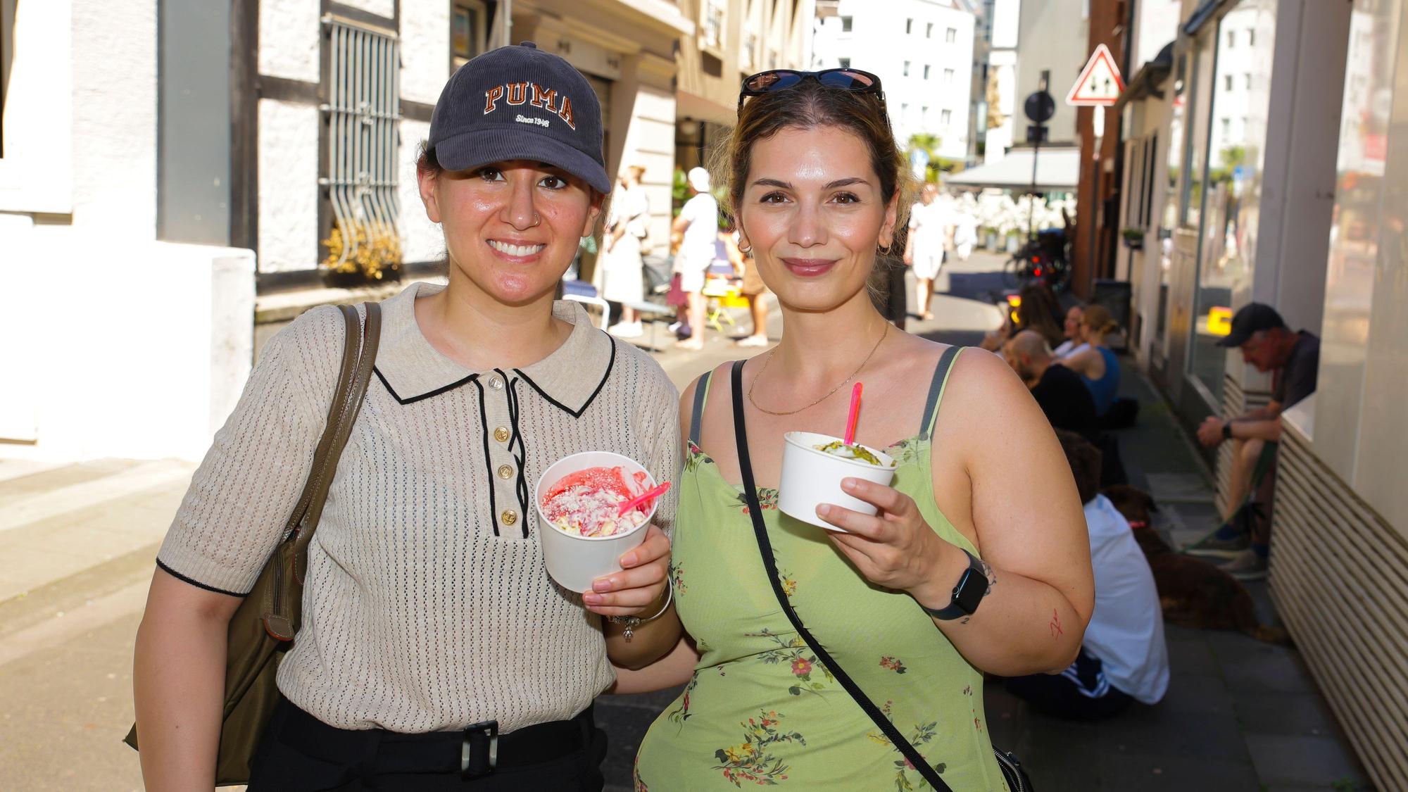 Die Freundinnen Belgim (33,l.) und Betül (32) genießen ihr Spaghettieis in der Kettengasse.