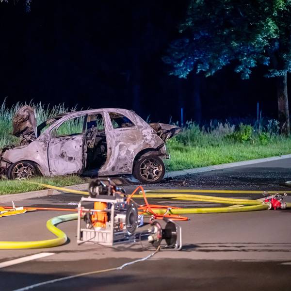 Ersthelfer versuchten, die eingeklemmte Lindlarerin aus dem Wrack ihres brennenden Autos zu retten. Doch das misslang.