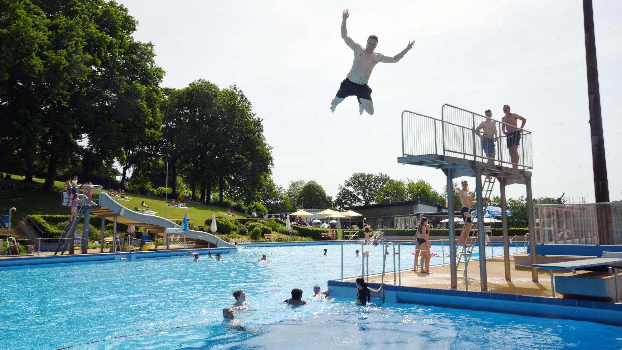 Abwärts, aber mit Vergnügen: An diesem Wochenende ist das Engelskirchener Panoramabad in die neue Badesaison „gesprungen“. Und dieser Sprung war perfekt.