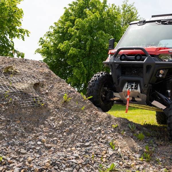 Hilft bei der Waldbrandbekämpfung: Das Utility Task Vehicle, ein geländegängiges Quad, ist bei der Freiwilligen Feuerwehr in Marienheide stationiert und war auch beim großen Fest in der ortshcaft Kempershöhe unterwegs.