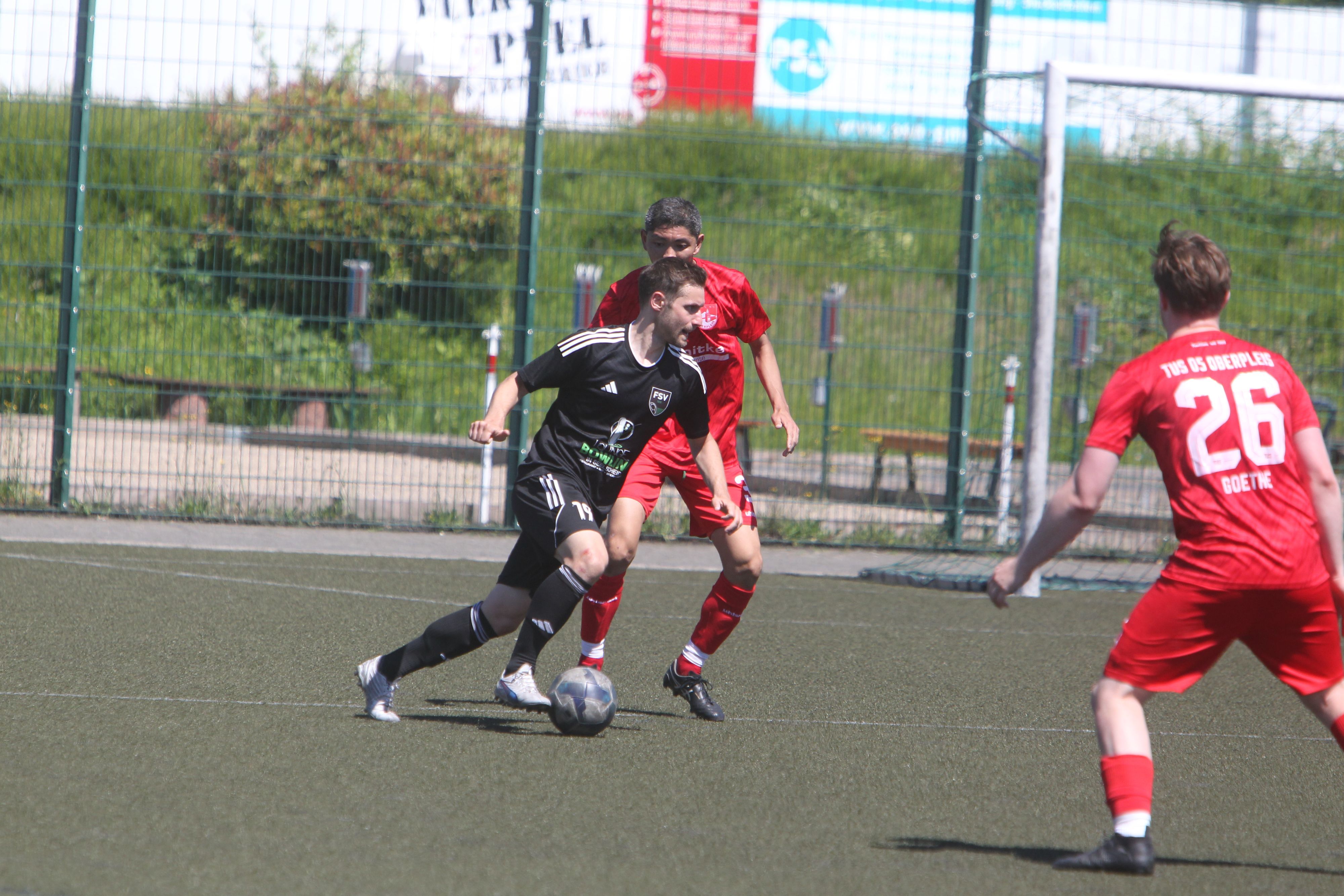 Micha Schmitz (am Ball)