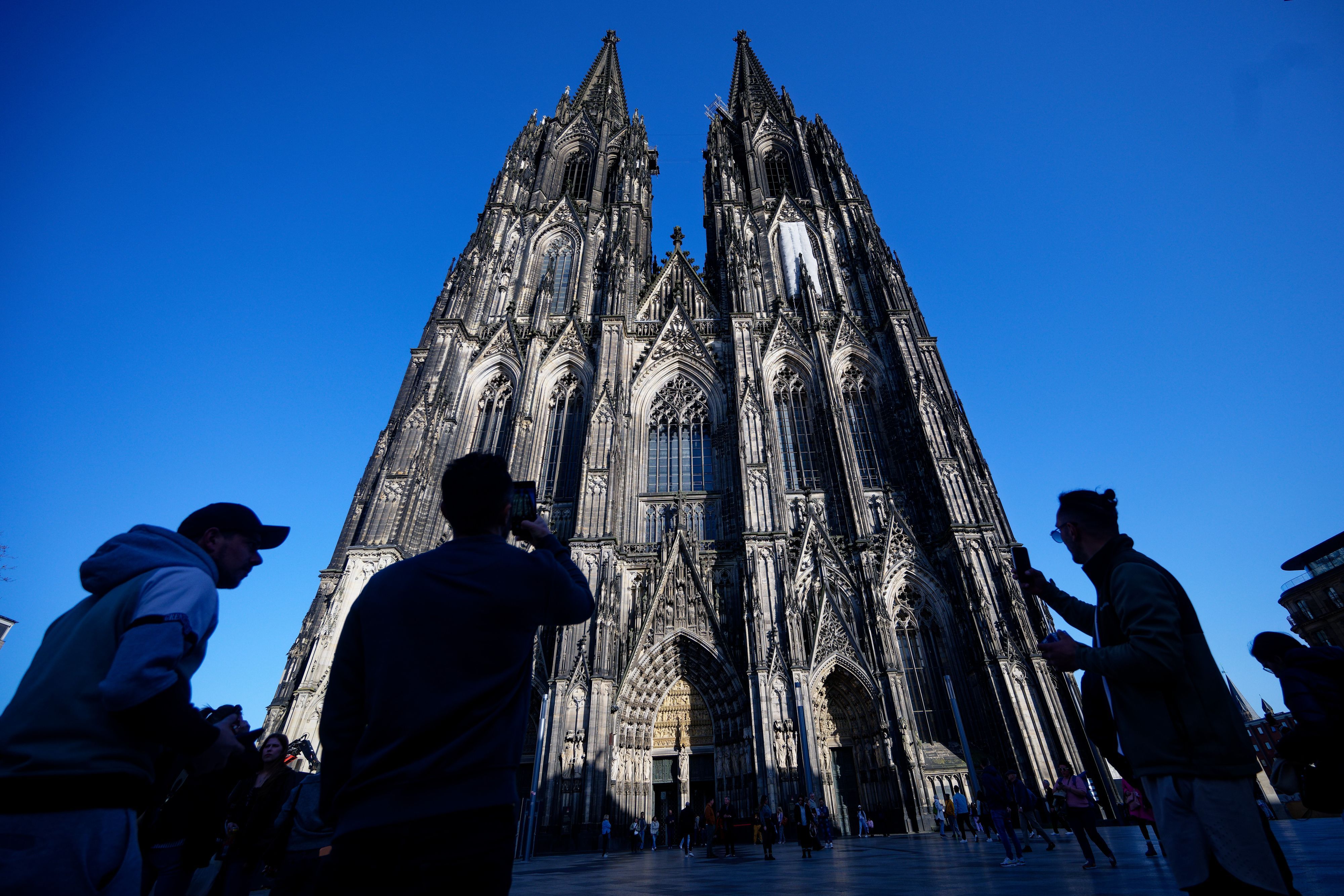 Touristen fotografieren den Kölner Dom. (Archivbild)