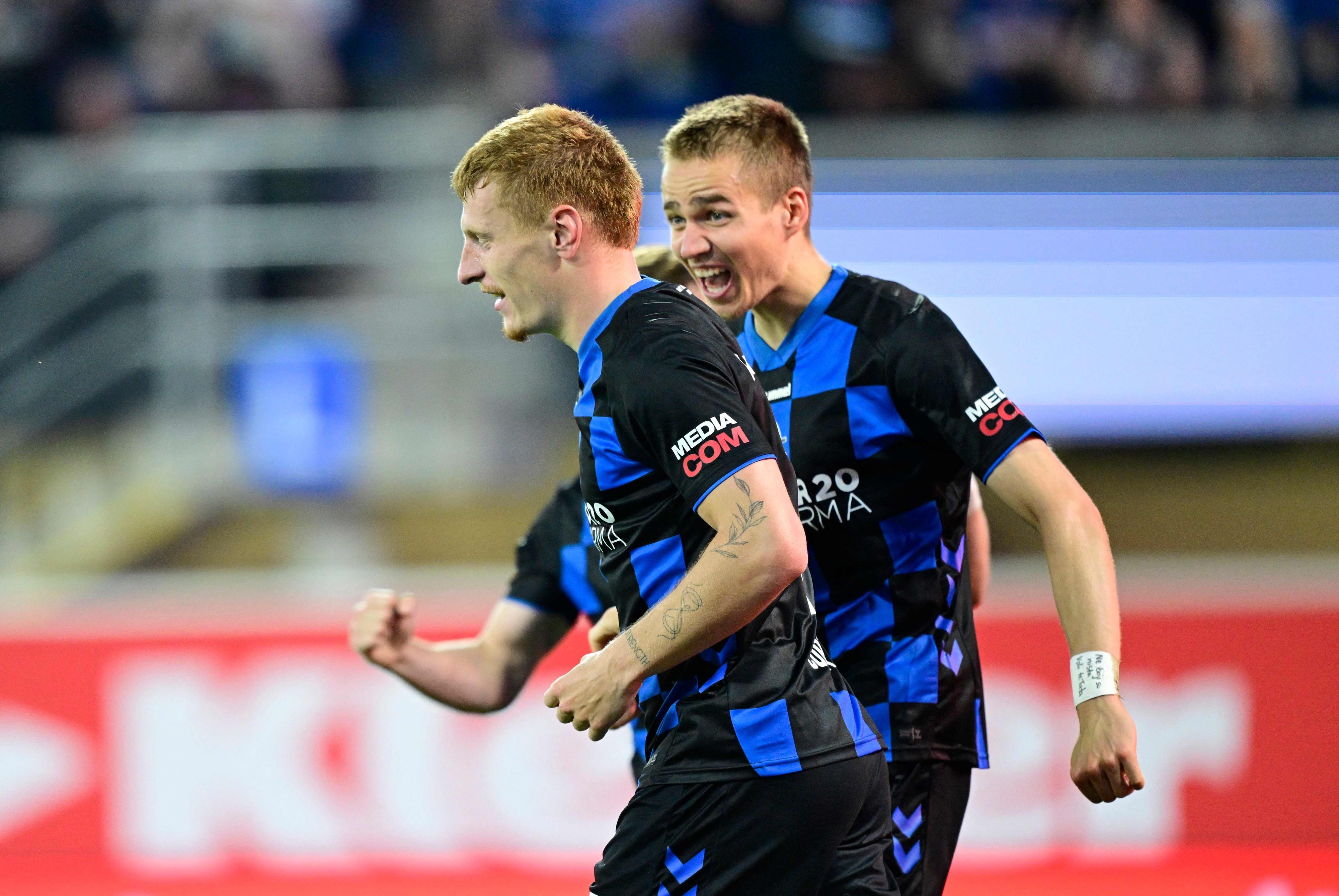 Laurin Curda (l.) und Filip Bilbija jubeln beim Spiel gegen den VfL.