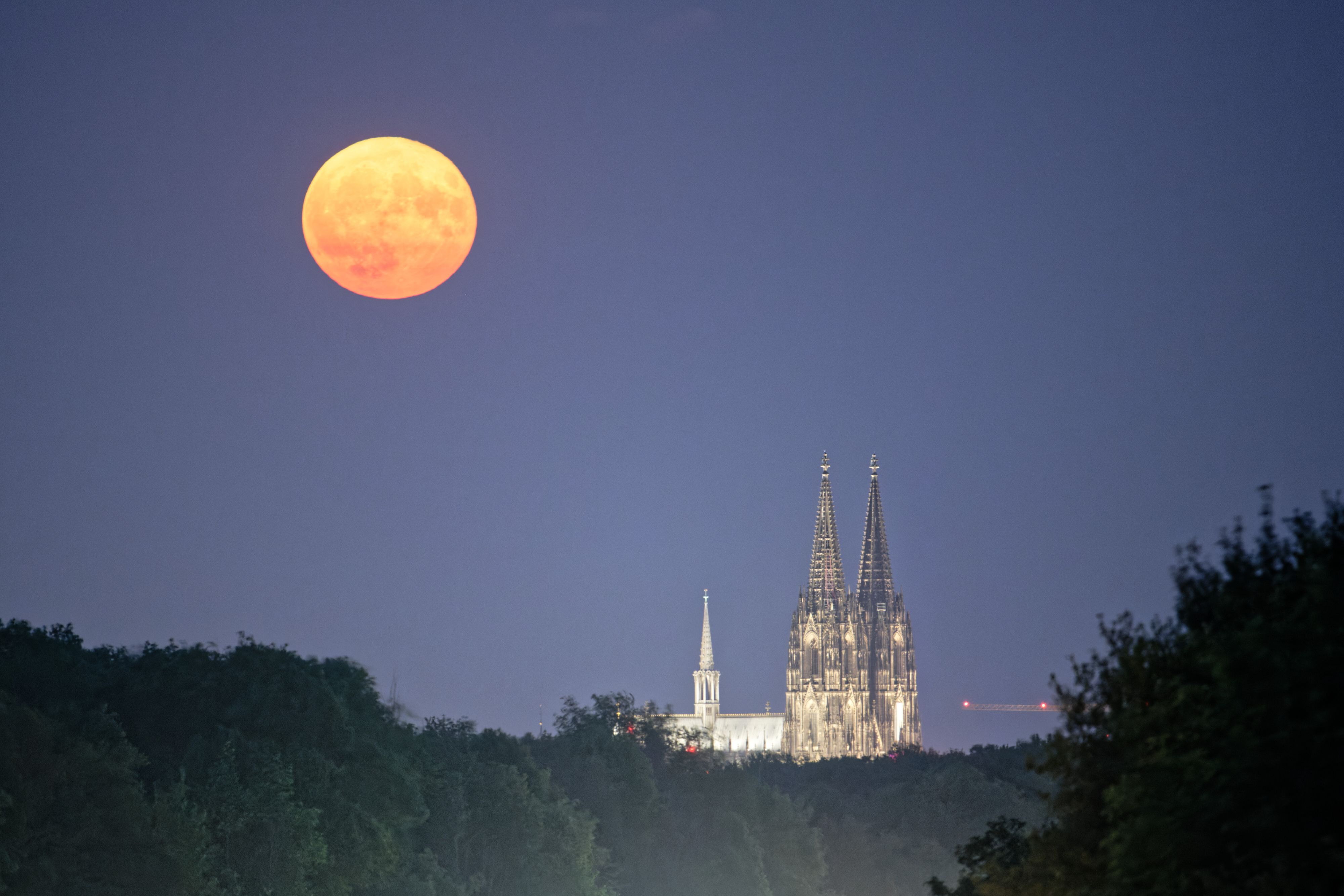 Der Vollmond geht über dem Kölner Dom auf. (Archivbild)