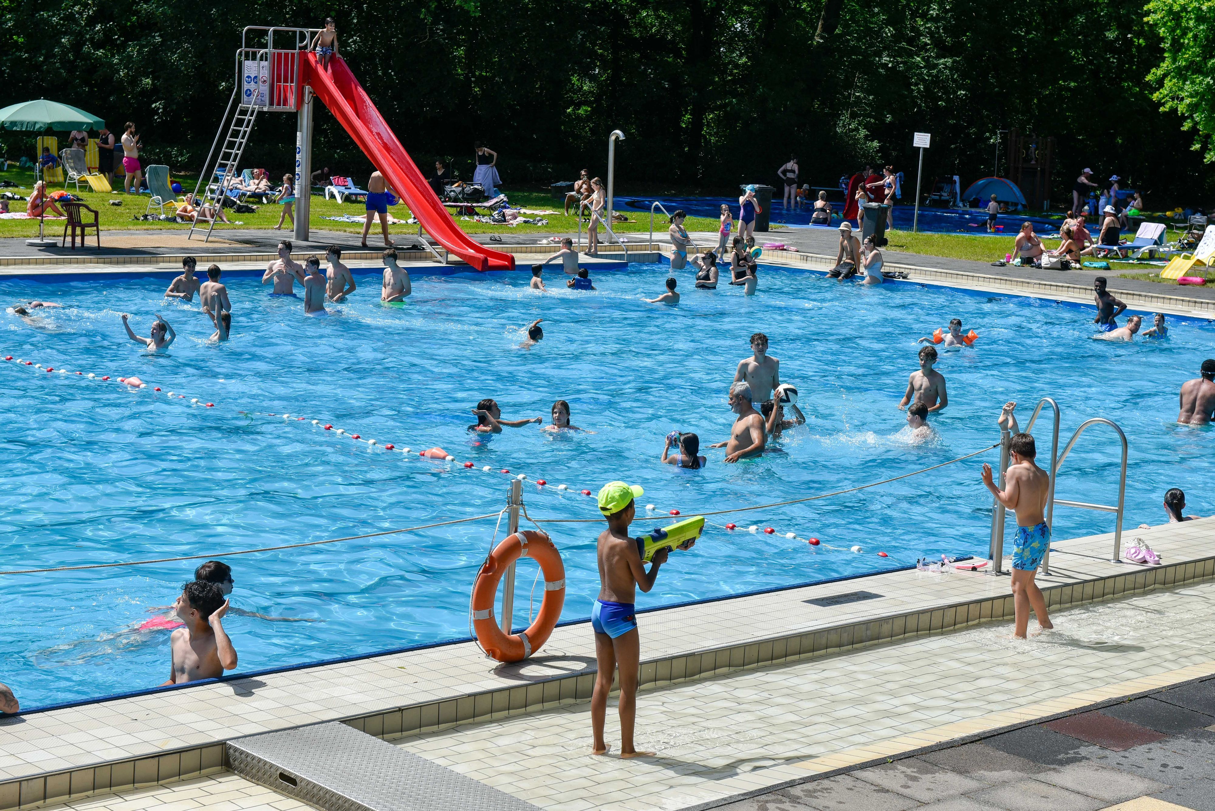 Das Foto zeigt ein gut besuchtes Freibad.