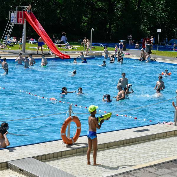 Das Foto zeigt ein gut besuchtes Freibad.