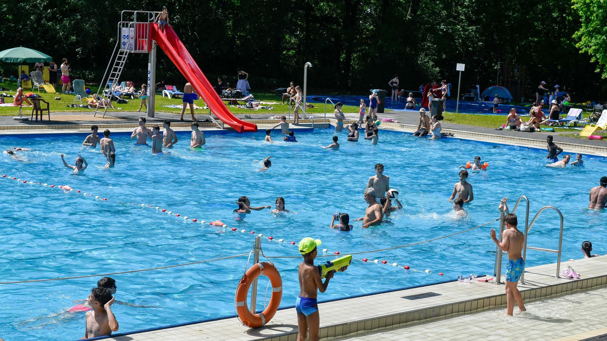 Das Foto zeigt ein gut besuchtes Freibad.