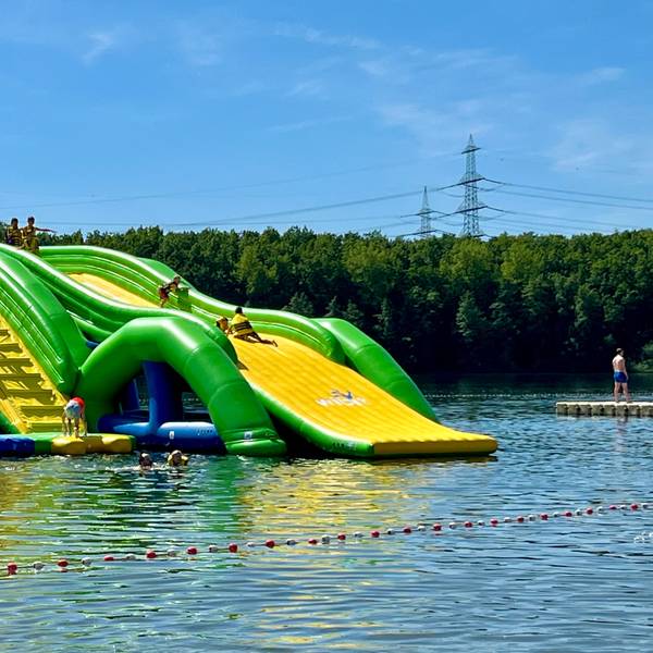 Zu sehen ist die neue Rutsche auf dem Wasser eines Sees.