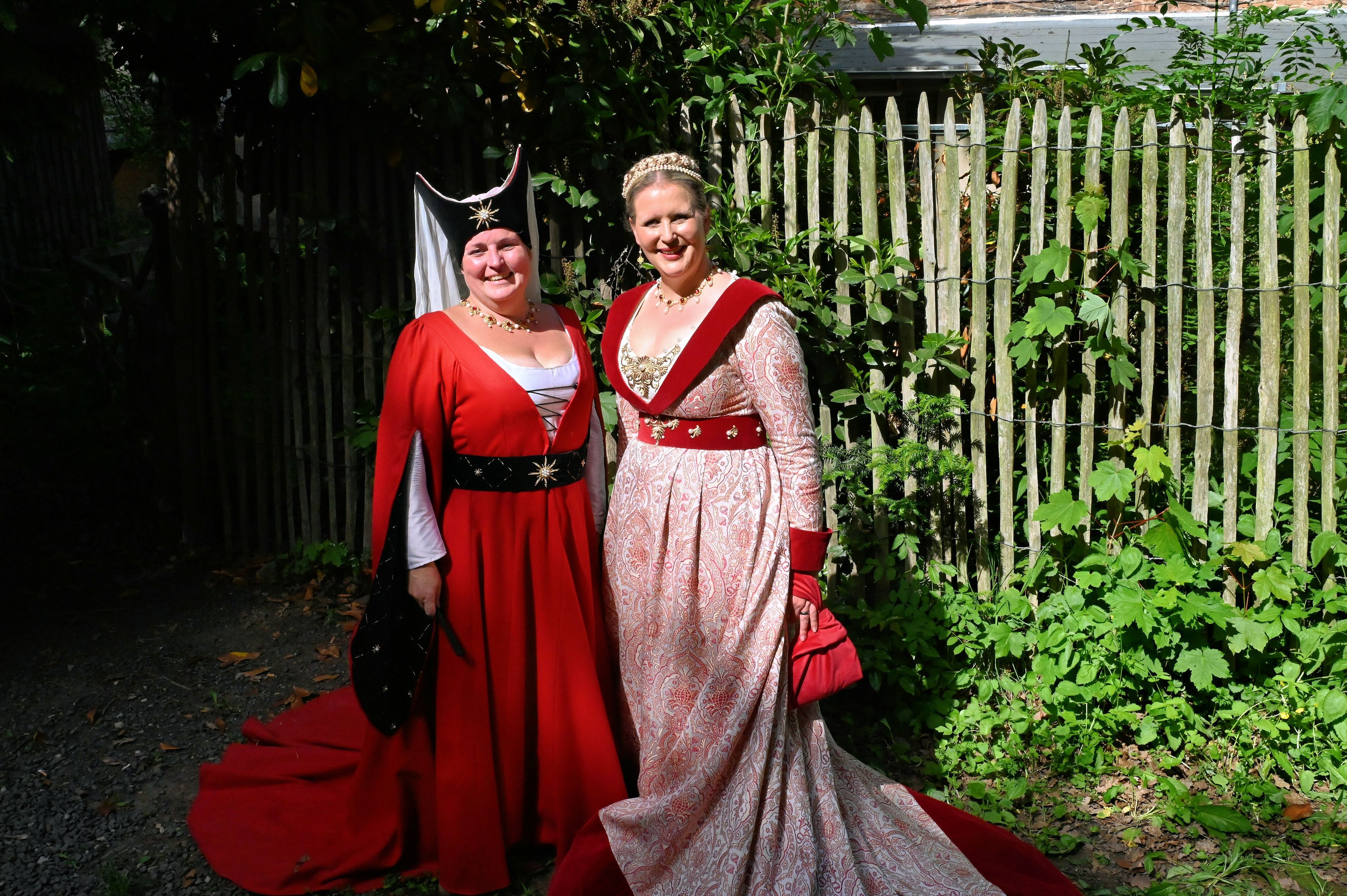 Sandra Wasserheß und Tamara Schwidder stehen in mittelalterlichen Kleidern nebeneinander.